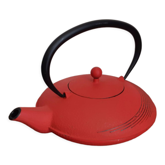 Flat Japanese teapot in red cast iron