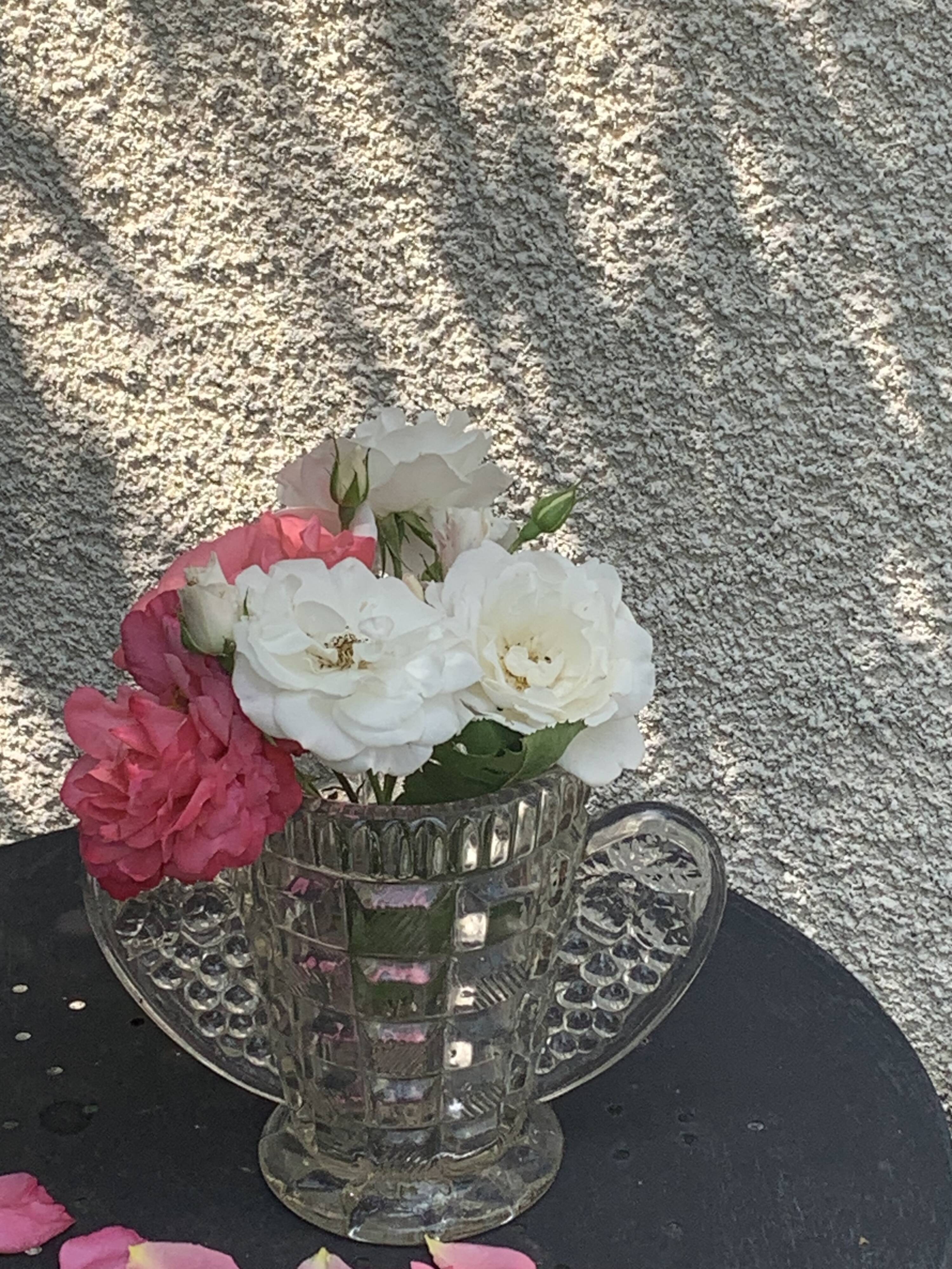 Angel wings vase, in transparent glass with art deco relief pattern