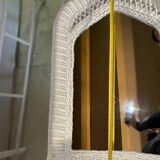 Miroir vintage en rotin blanc à encadrement gothique