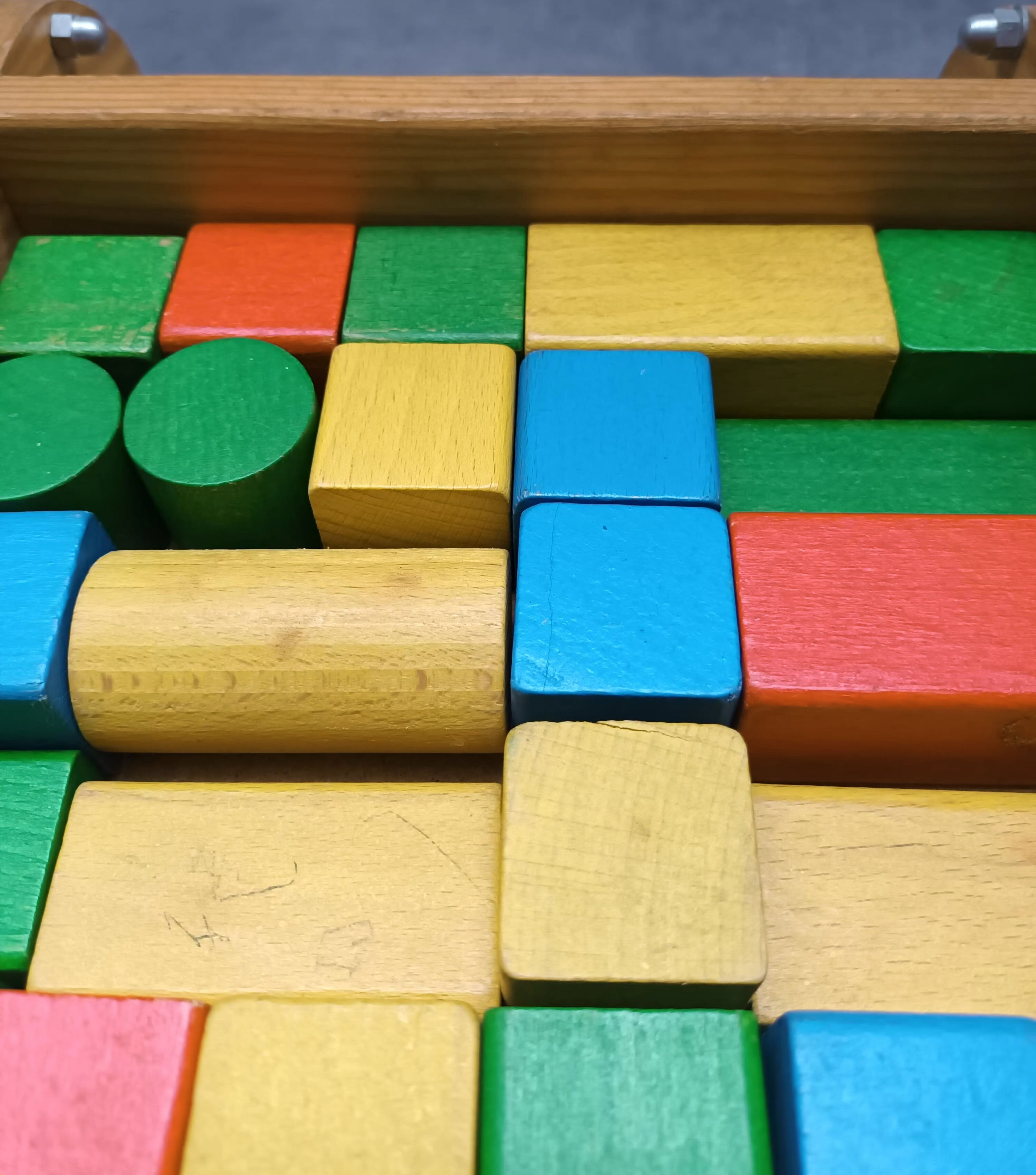 Walking trolley with multicolored wooden cubes
