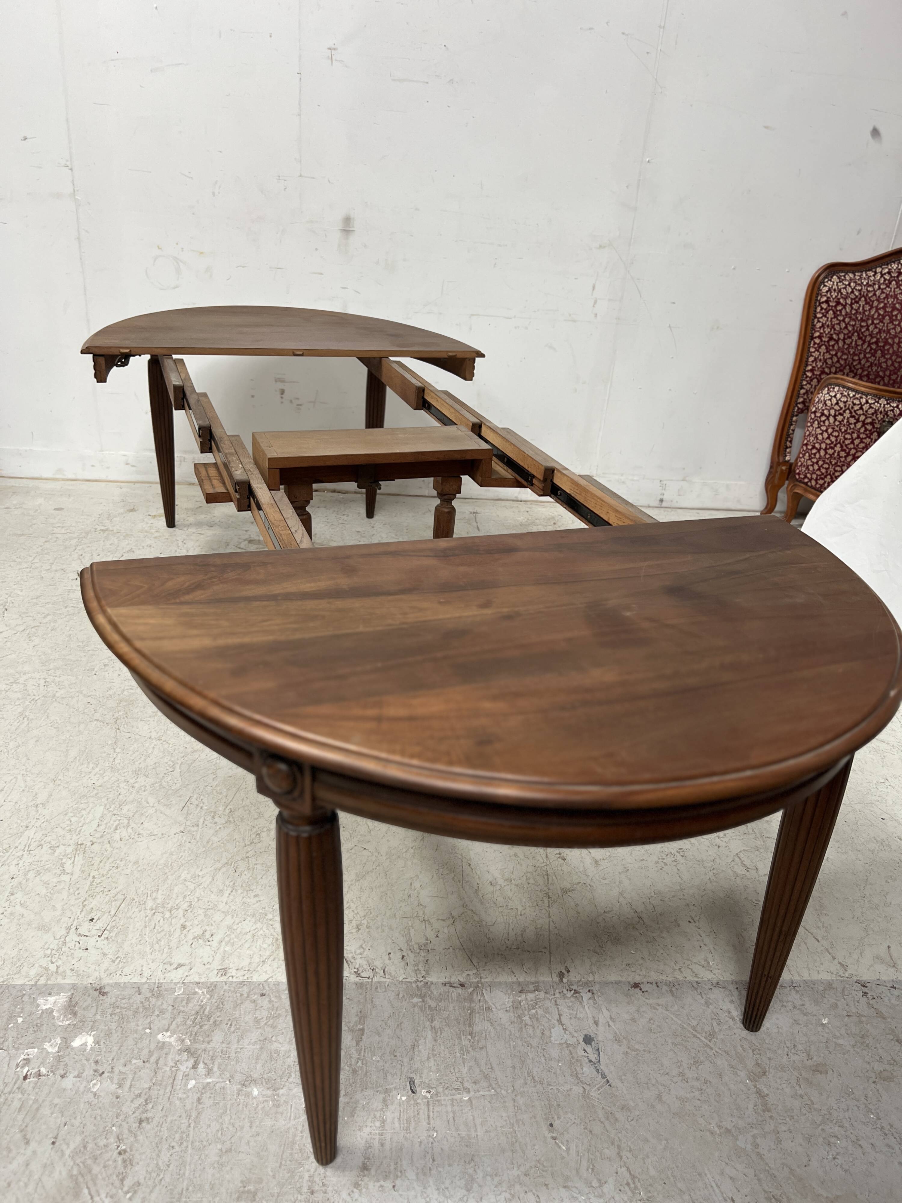 Art Deco table in solid walnut, 20th century.