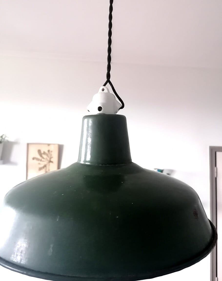 Pair of industrial suspensions in enamelled sheet metal