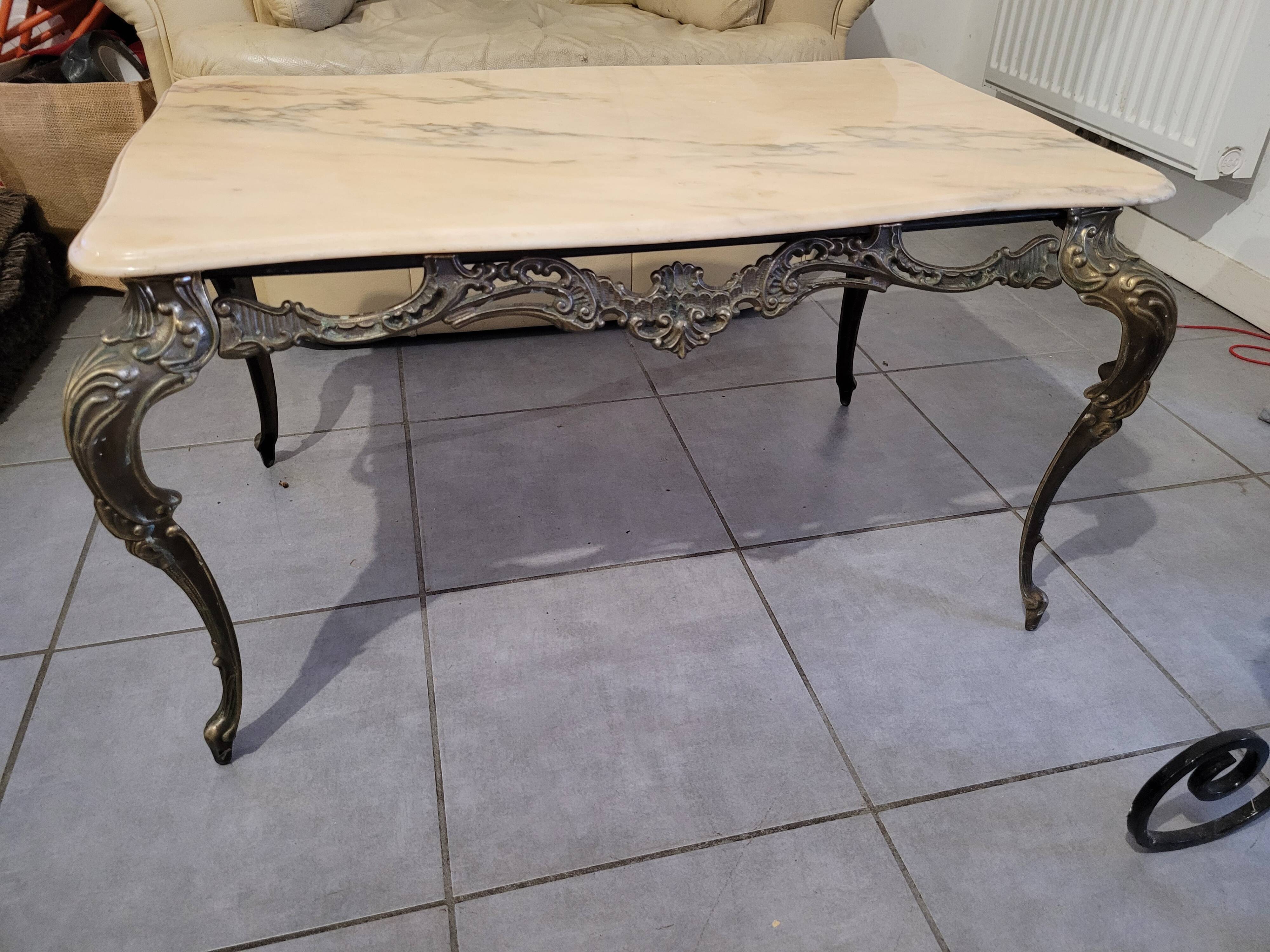 Table en marbre et laiton