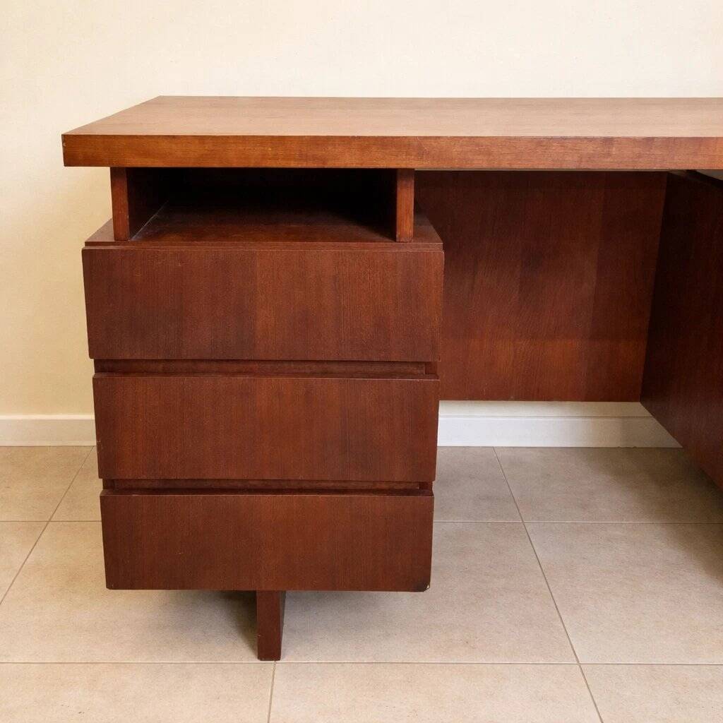 Bureau de centre a caissons, scandinave en teck, vers 1960-1970