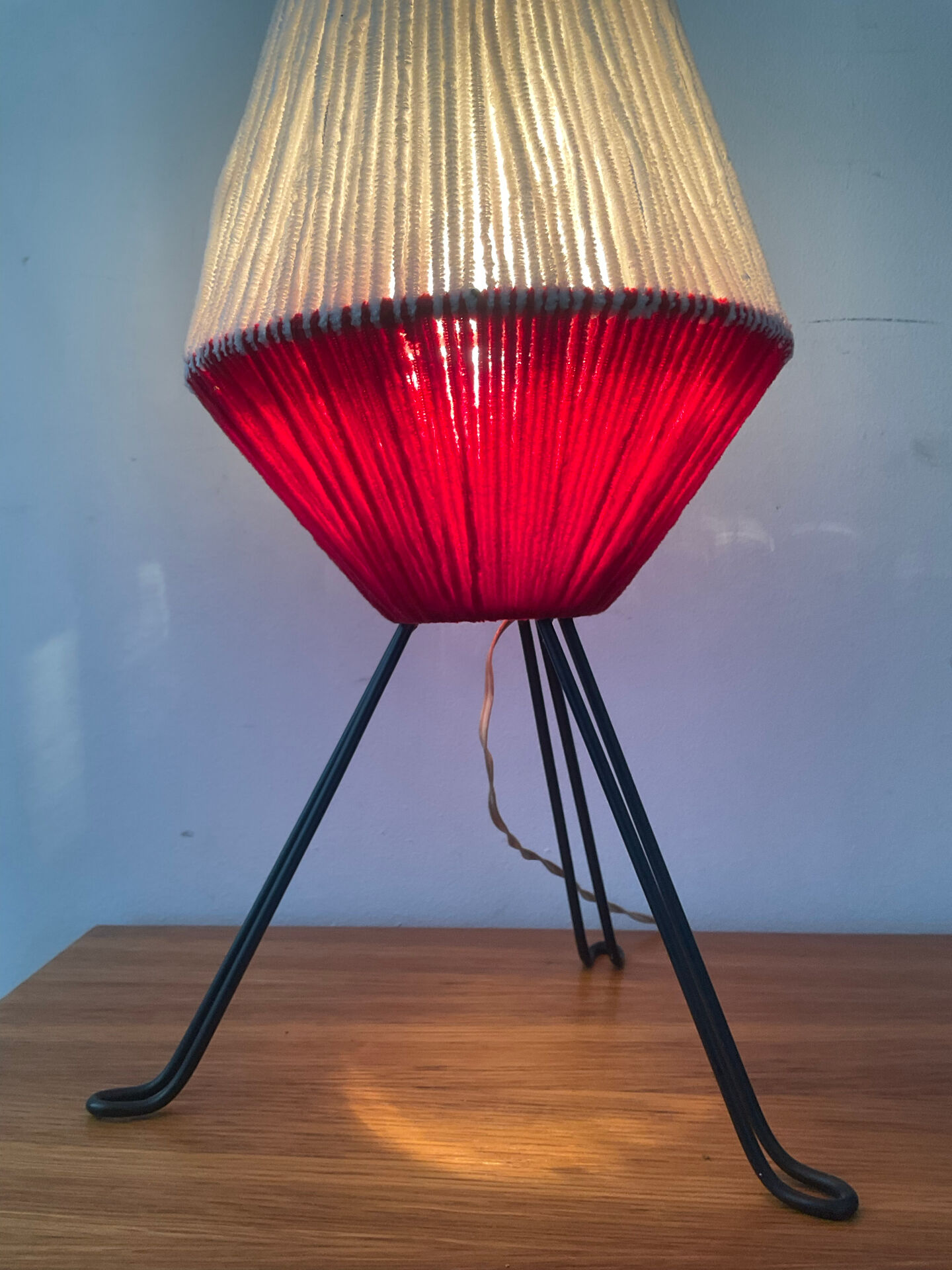 Lampe tripode en métal et laine années 50