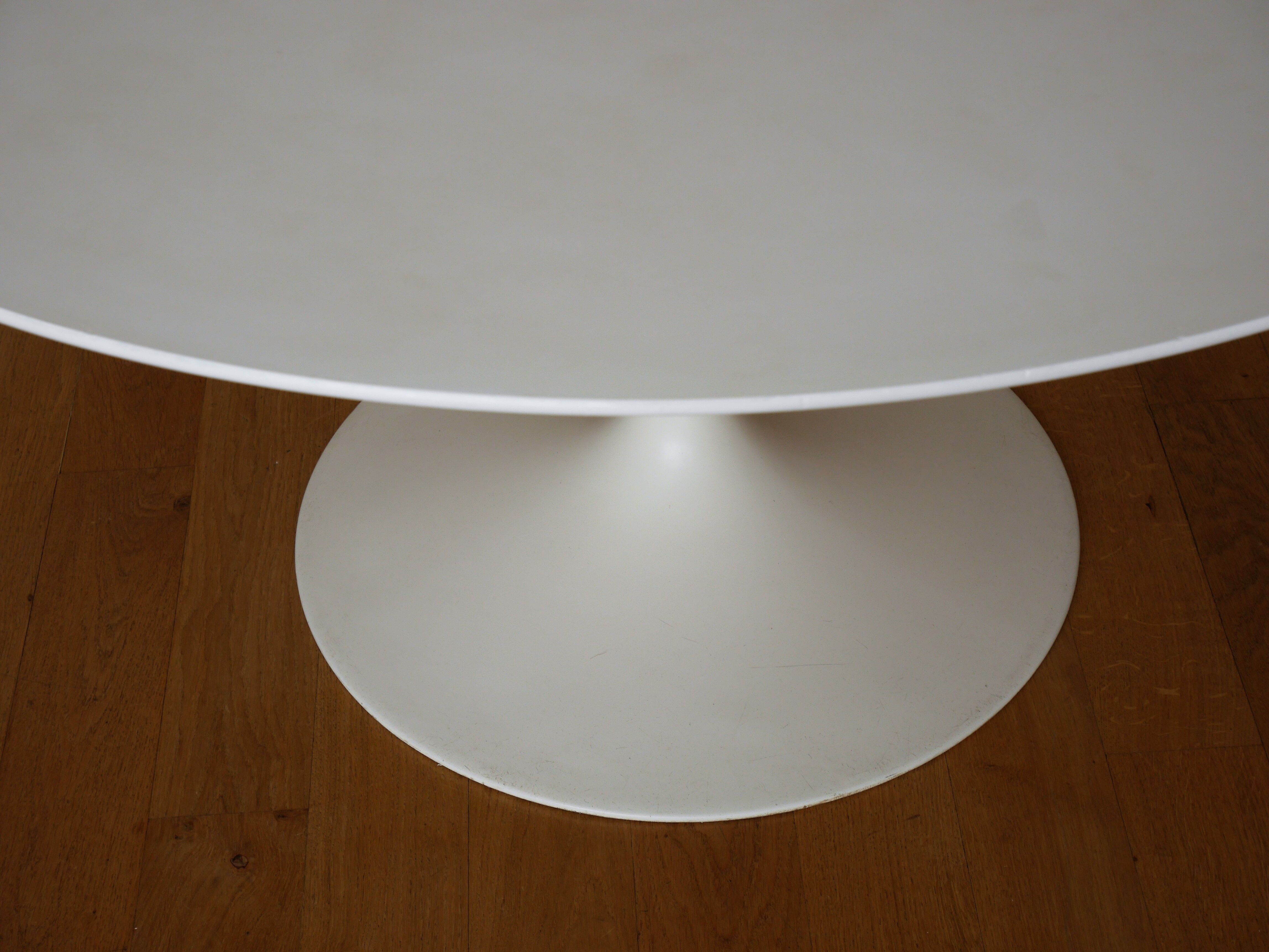 Tulip table by Eero Saarinen for  Knoll International
