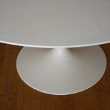 Tulip table by Eero Saarinen for  Knoll International