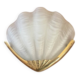 Shell-shaped wall light in Art Deco style with frosted glass and gilded bronze.
