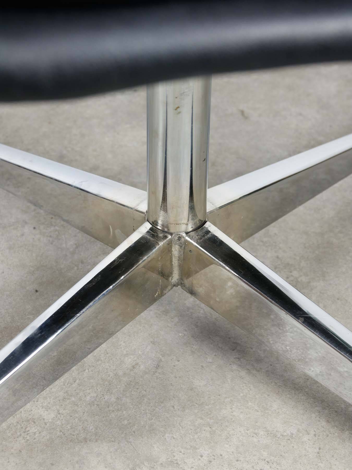 Chaise pivotante vintage en simili cuir noir et chrome, années 70