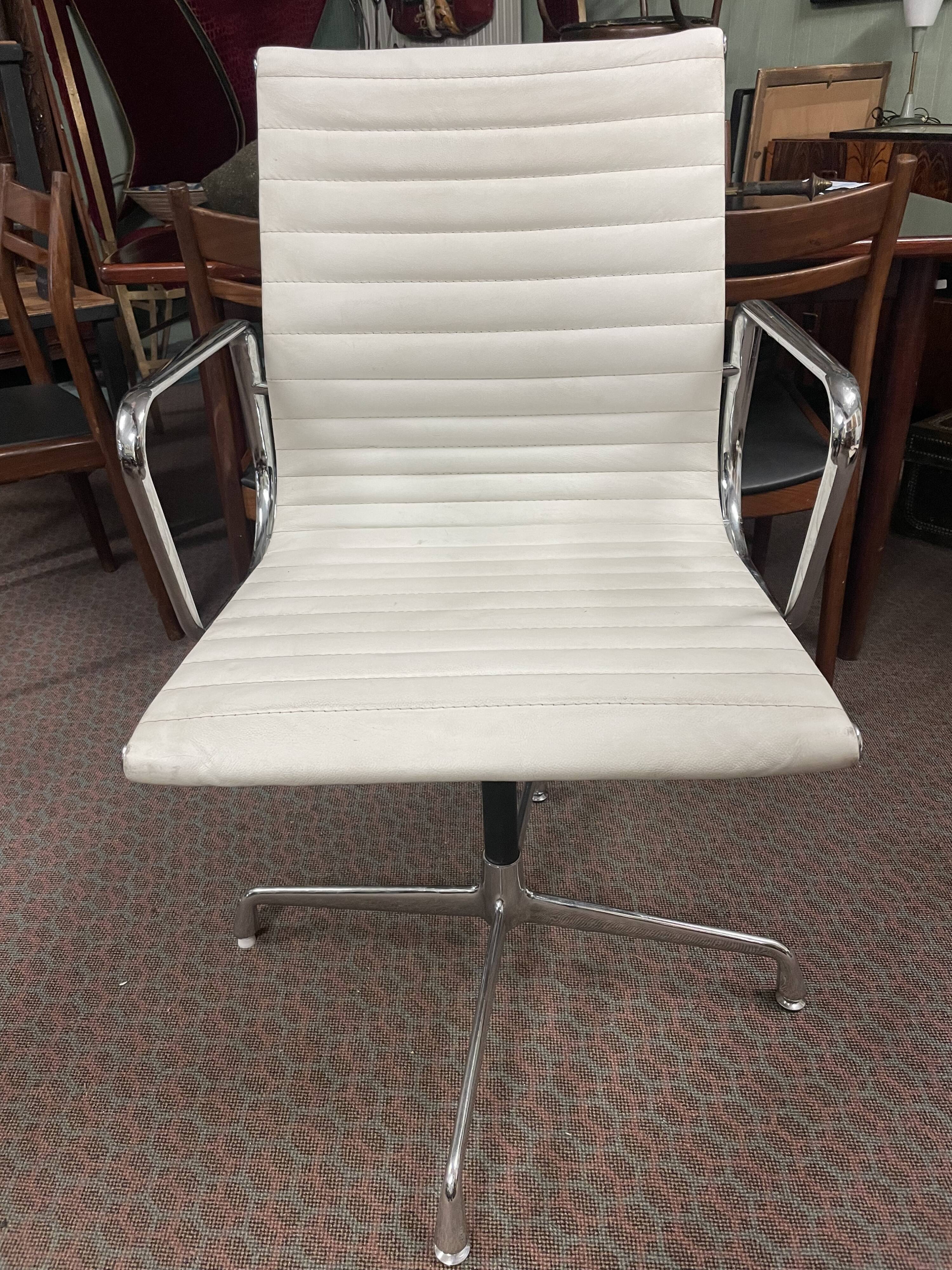Suite of 4 armchairs in white Ray and Charles Eames leather
