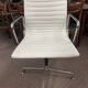 Suite de 4 fauteuils en cuir blanc Ray et Charles Eames