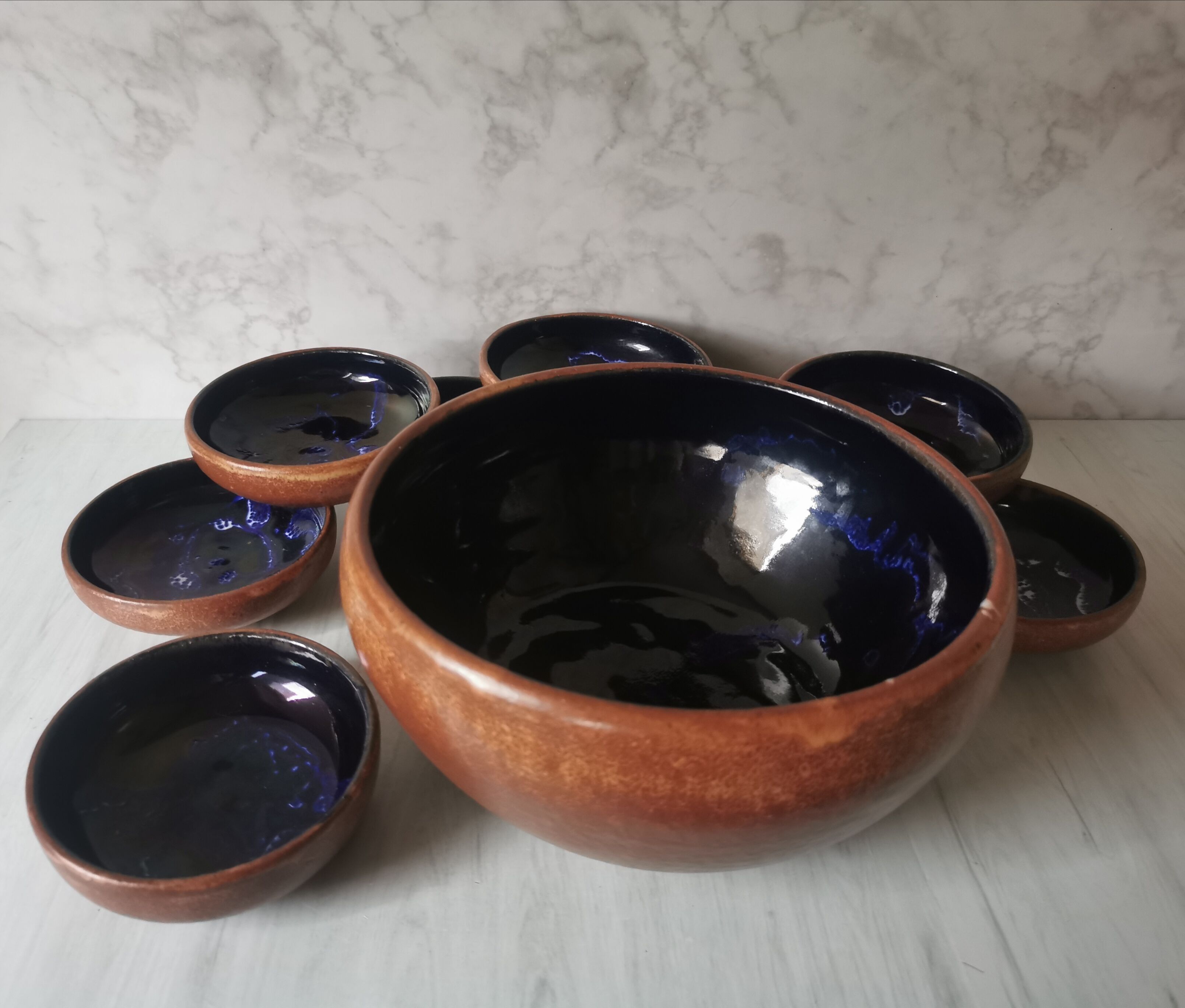 Salad bowl and enamelled sandstone cups