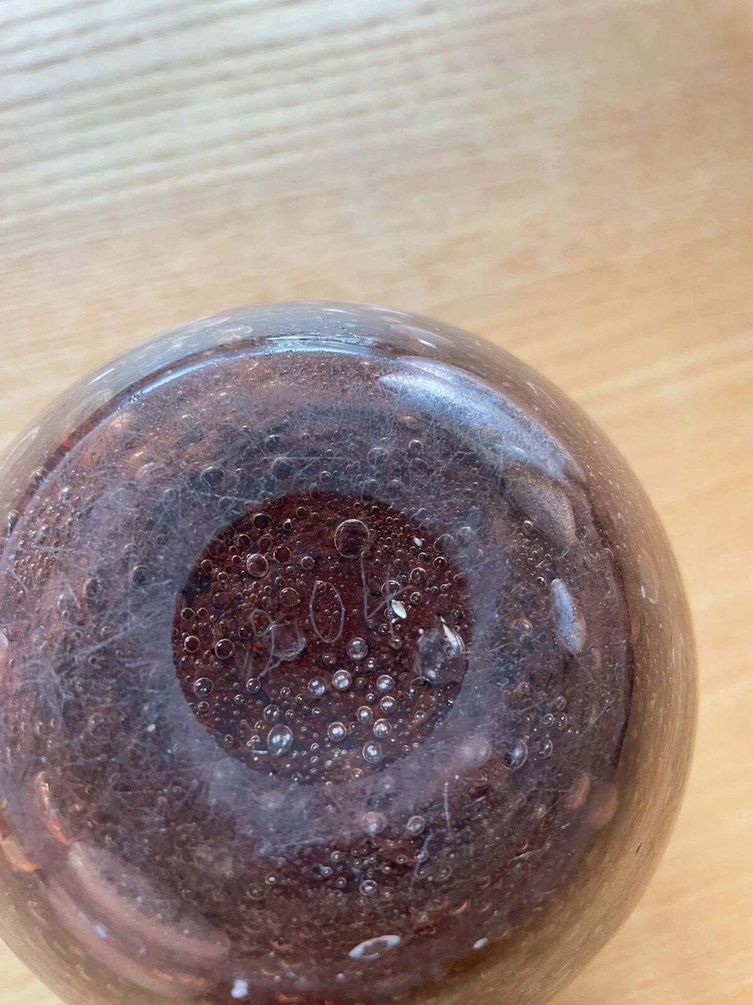 Petit vase marron en verre soufflé vintage