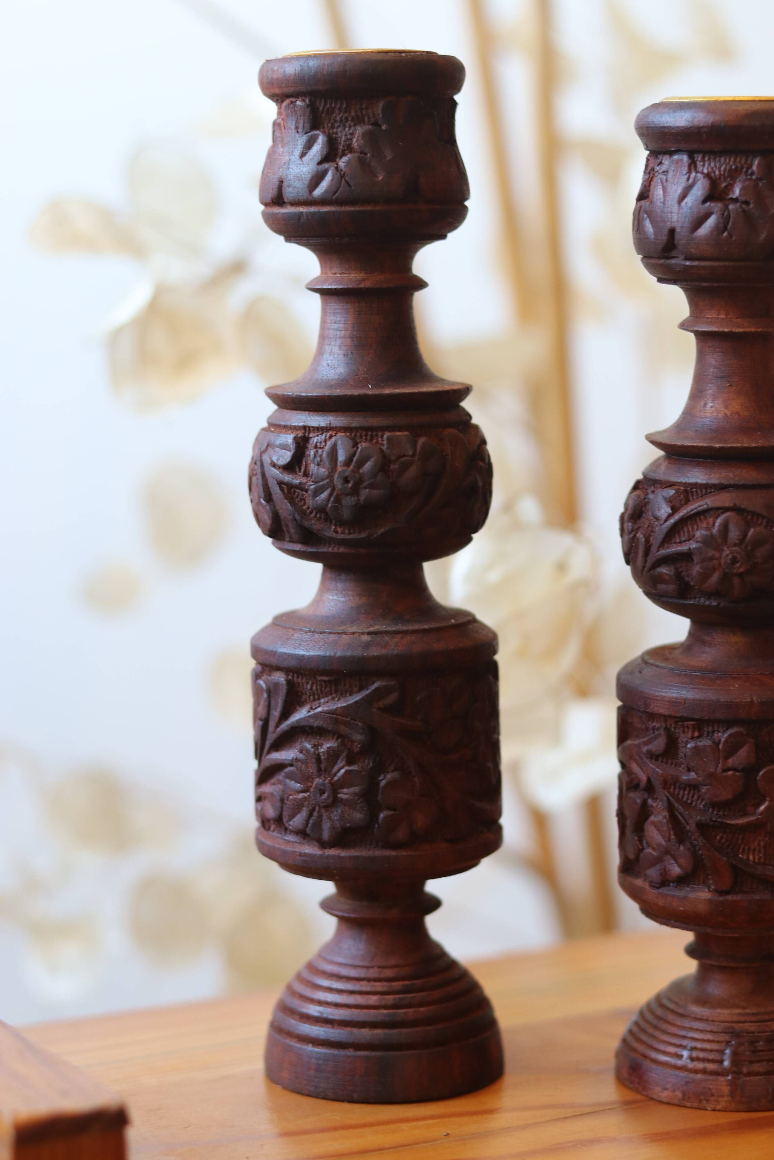 Paire de bougeoirs en bois tourné et sculpté