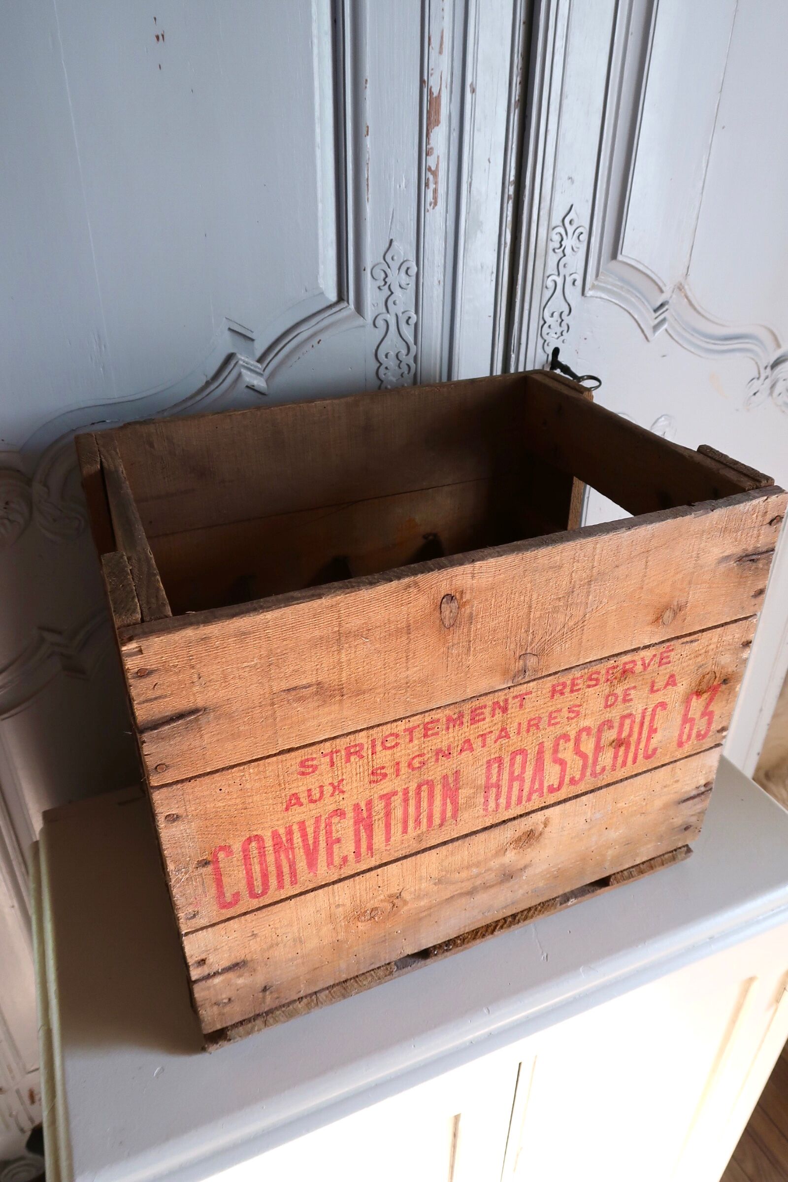 Wooden bottle locker box