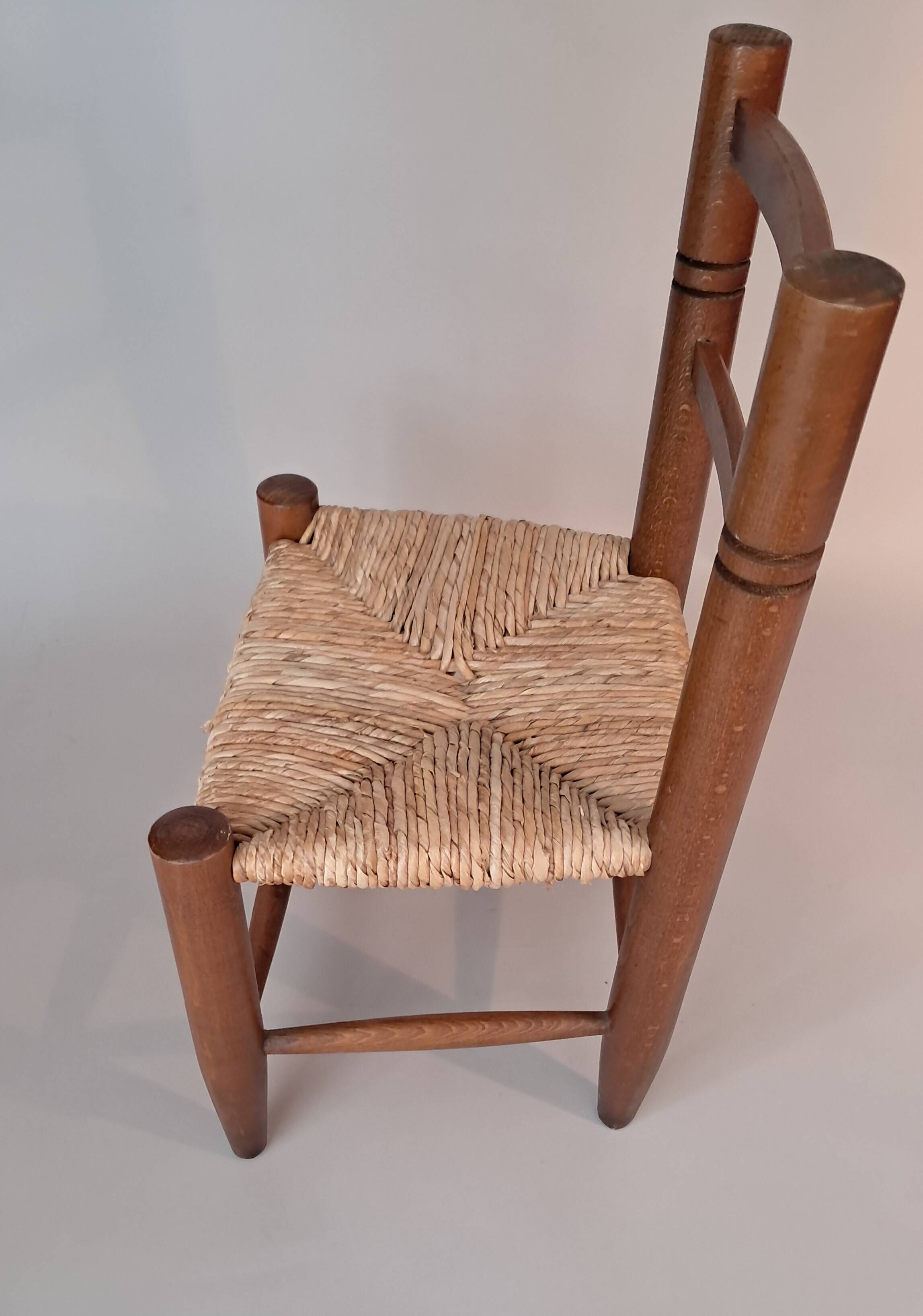 Chaise paillée d'enfant.