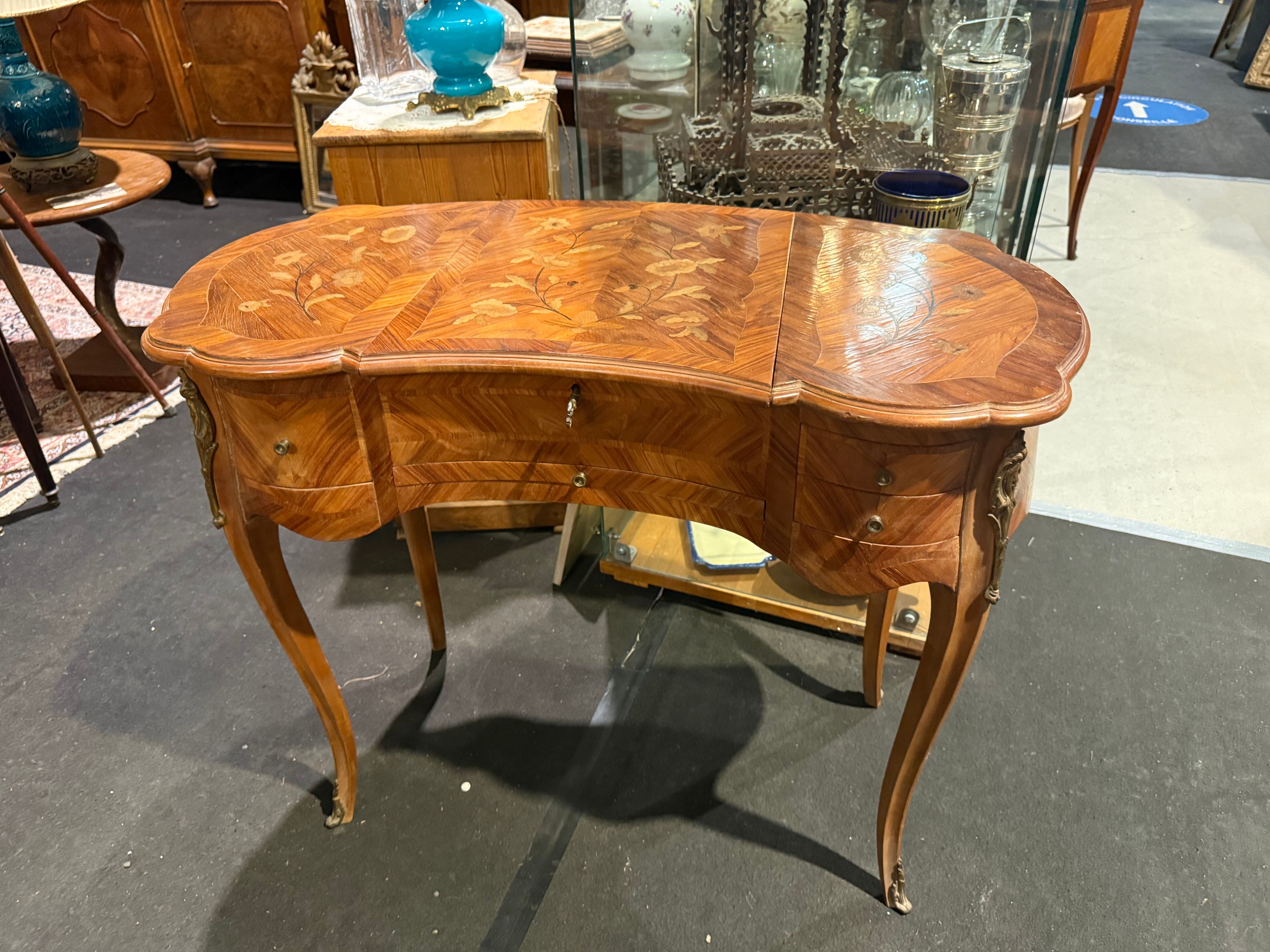Coiffeuse marqueté en forme de rognon