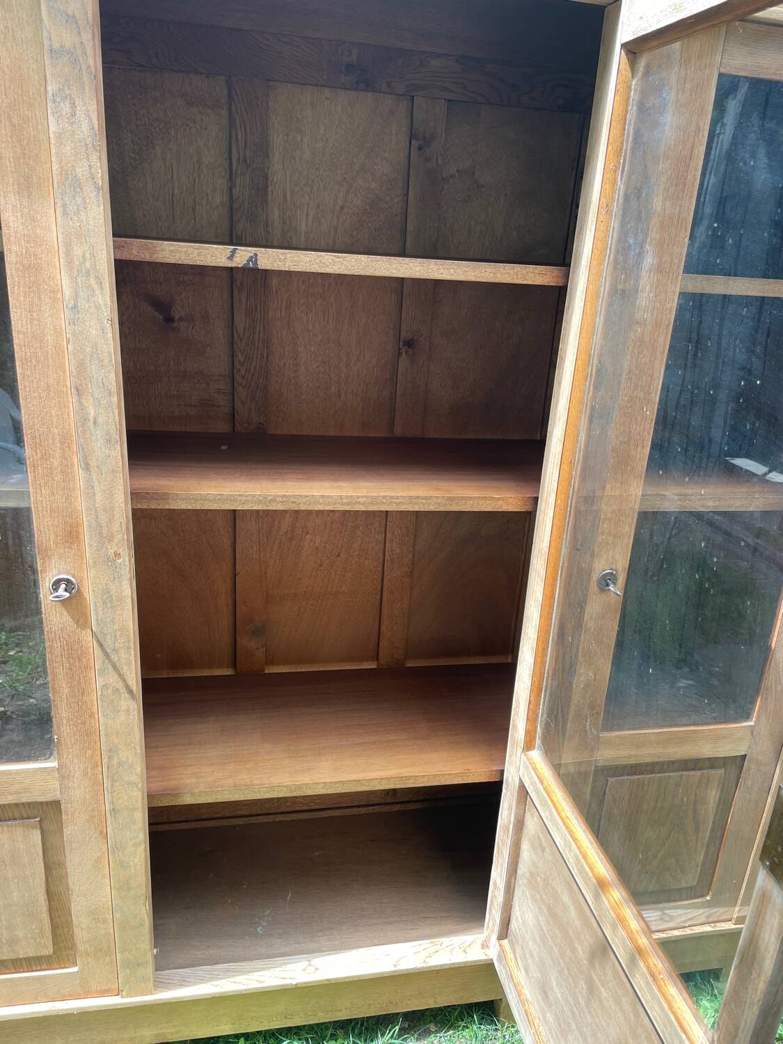 Raw wood display case with 3 doors, oak