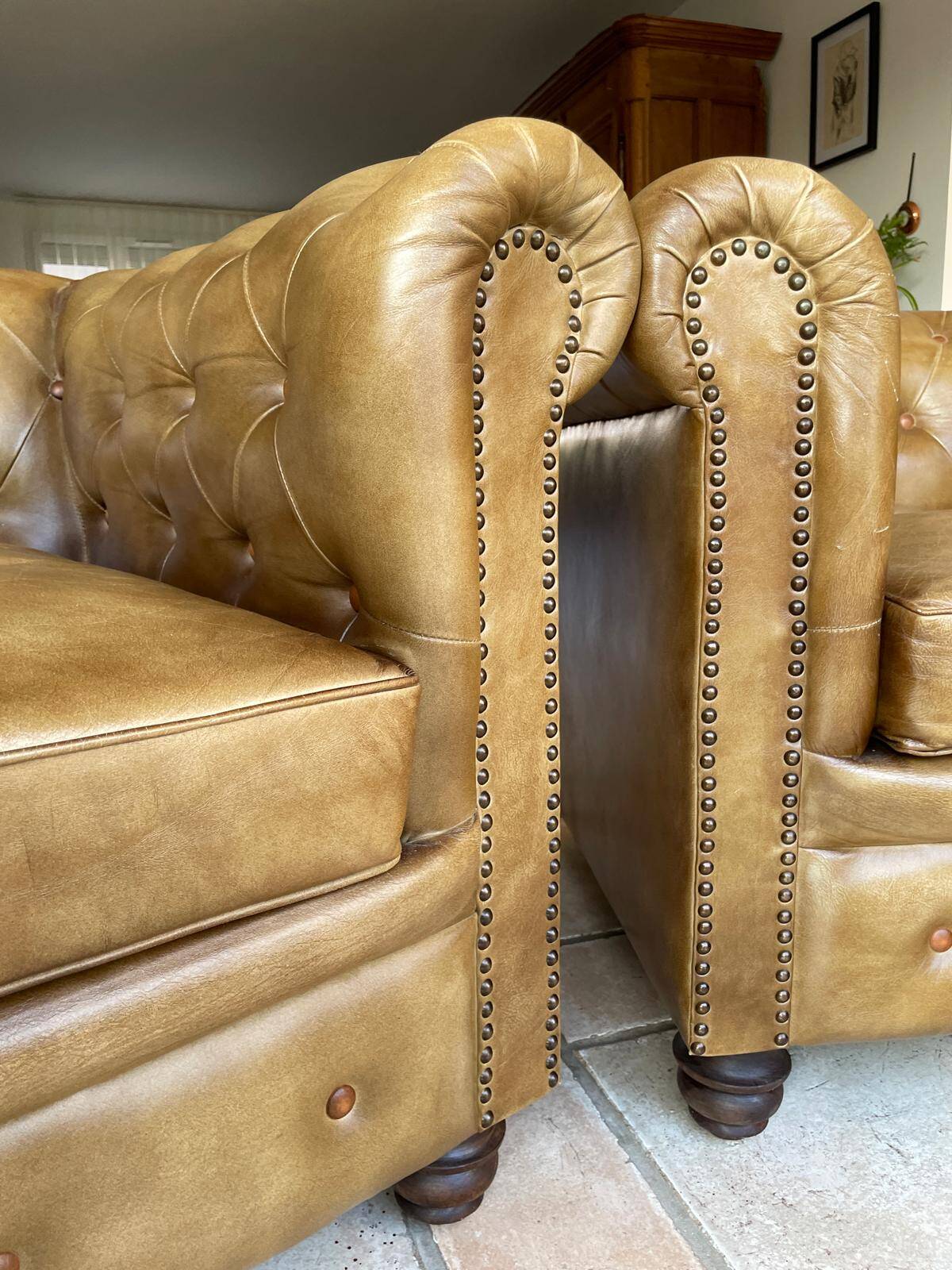 Fauteuils Chesterfield cuir marron vieilli - Style anglais chic, TBE