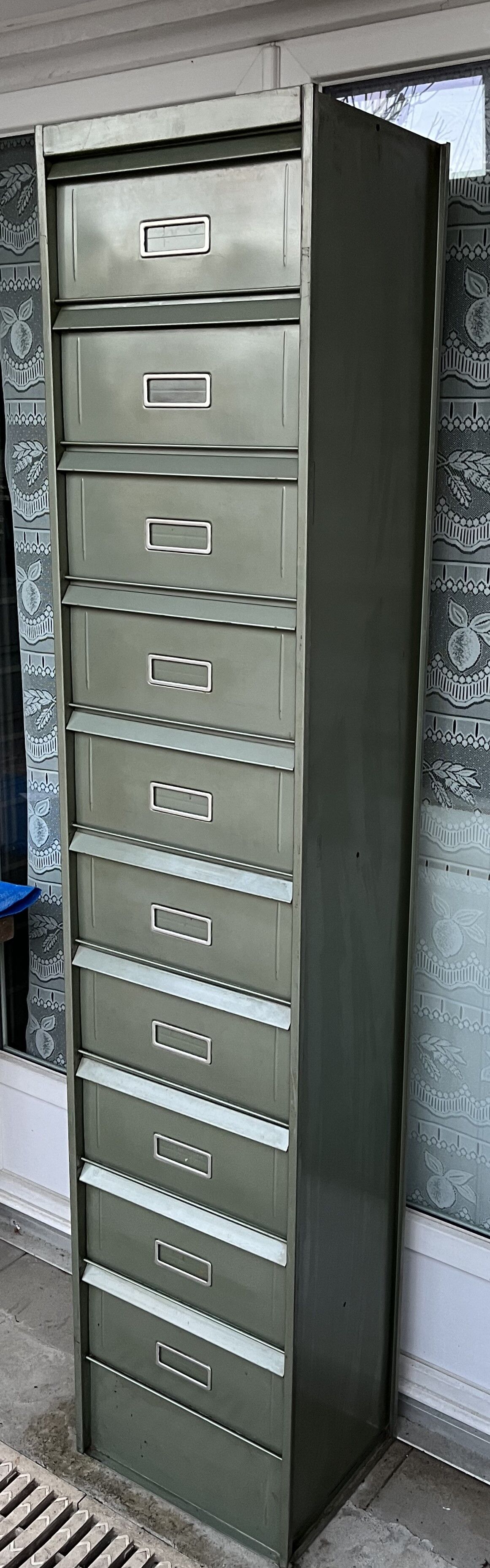 Industrial furniture of 10 valve lockers