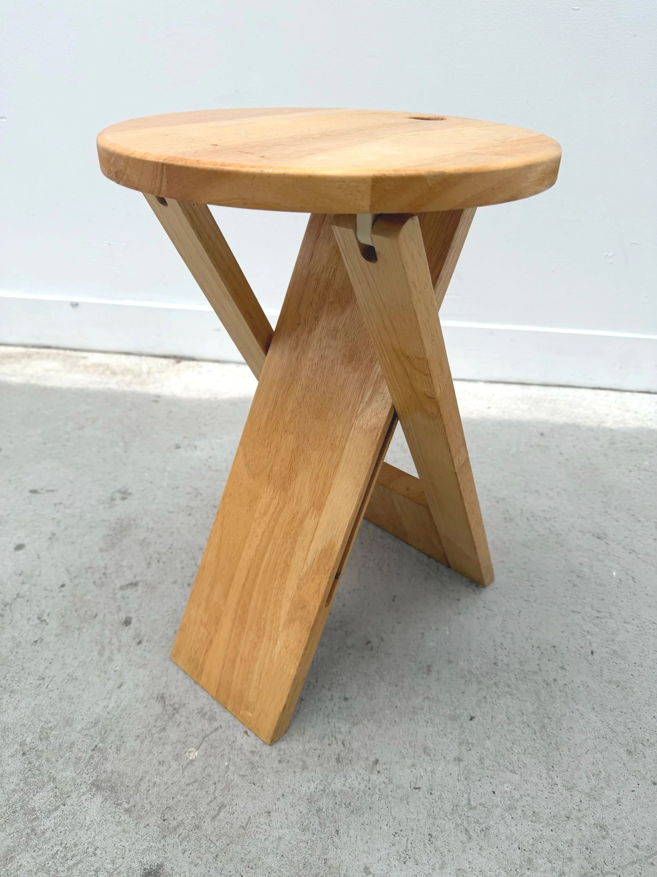 Tabouret plaint "Suzy Stool" de Adrian REED en bois
