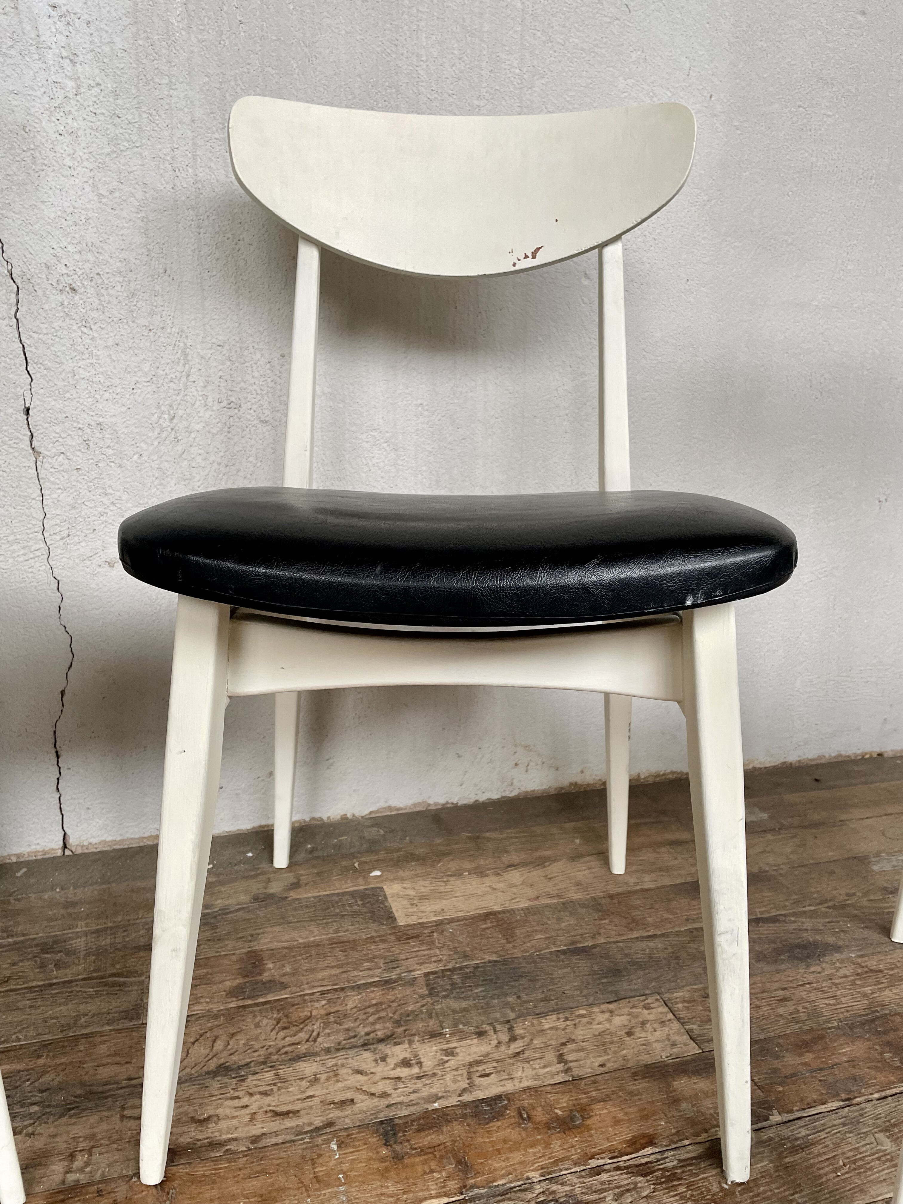 Series of 4 white and black Scandinavian chairs Ingrid from Stella 1960.
