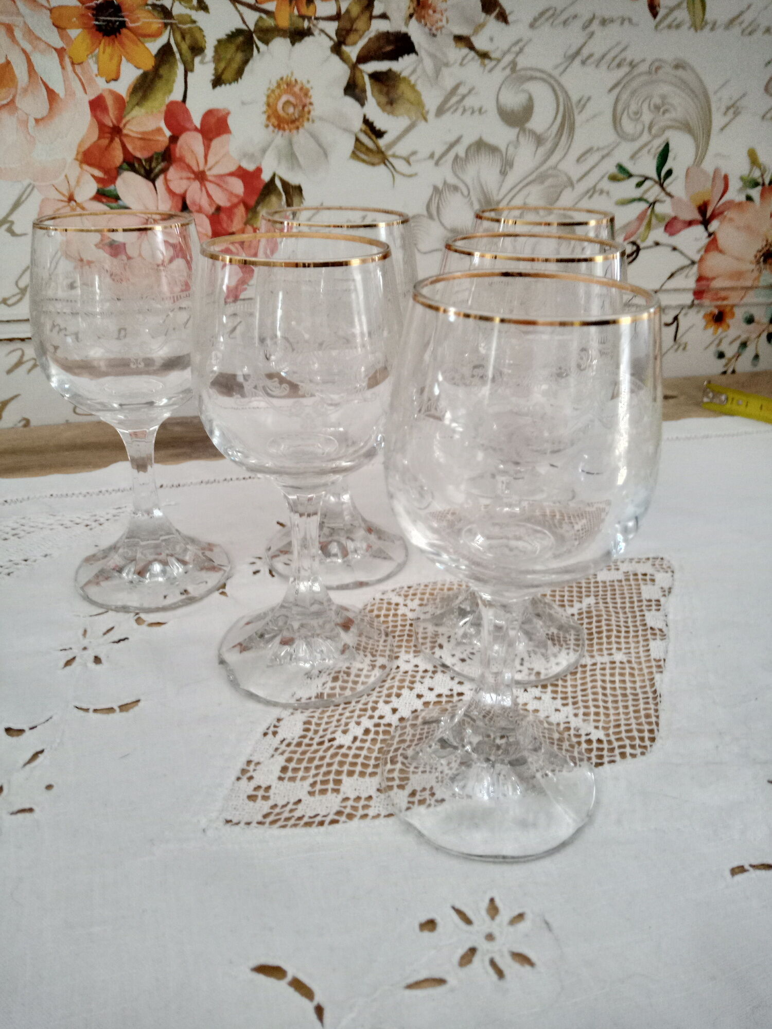 Set of 6 ancient white wine glasses in engraved crystal and gold border