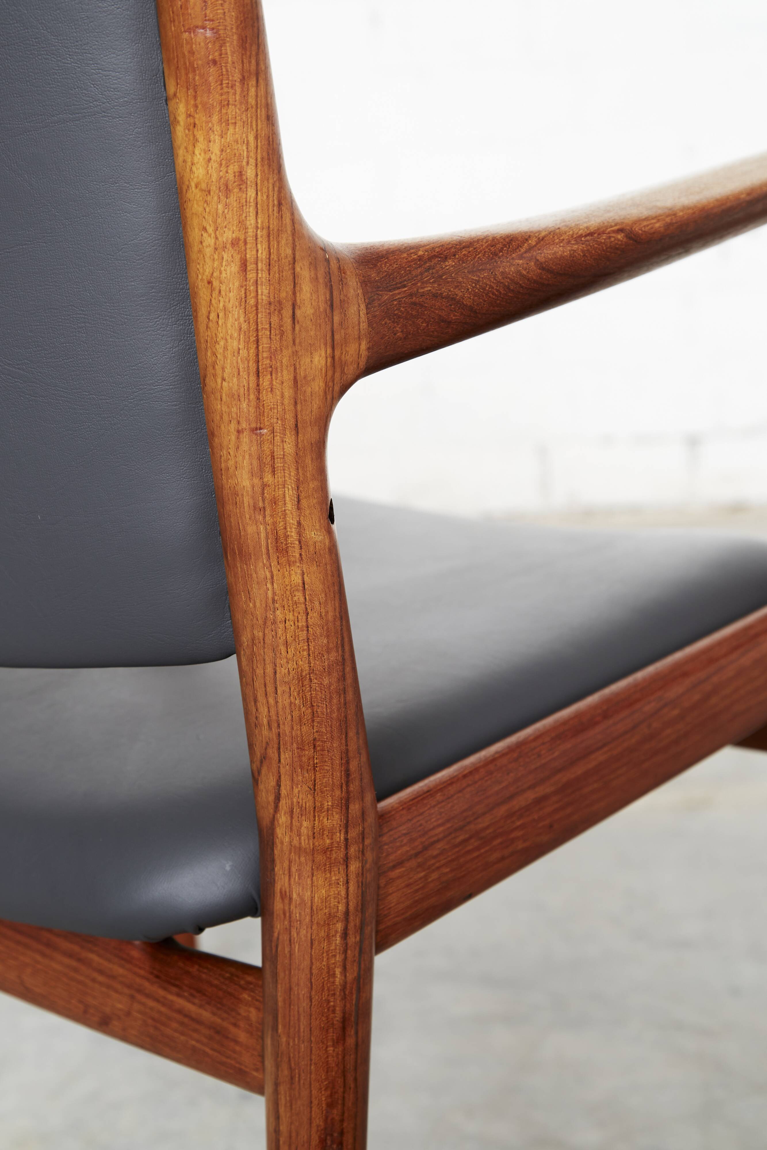 Hans Wegner JH-513 armchair for Johannes Hansen