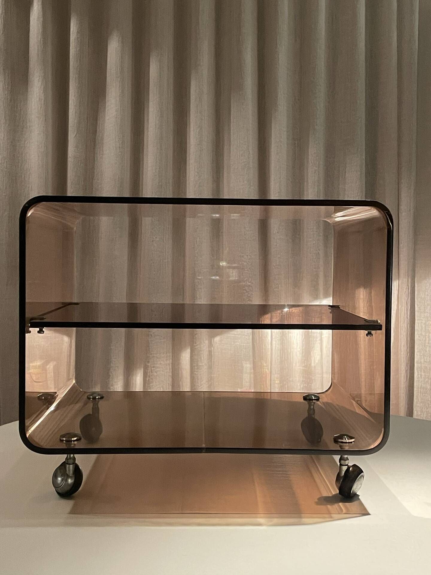Chariot de service vintage en lucite fumé marron – Attribué à Michel Dum