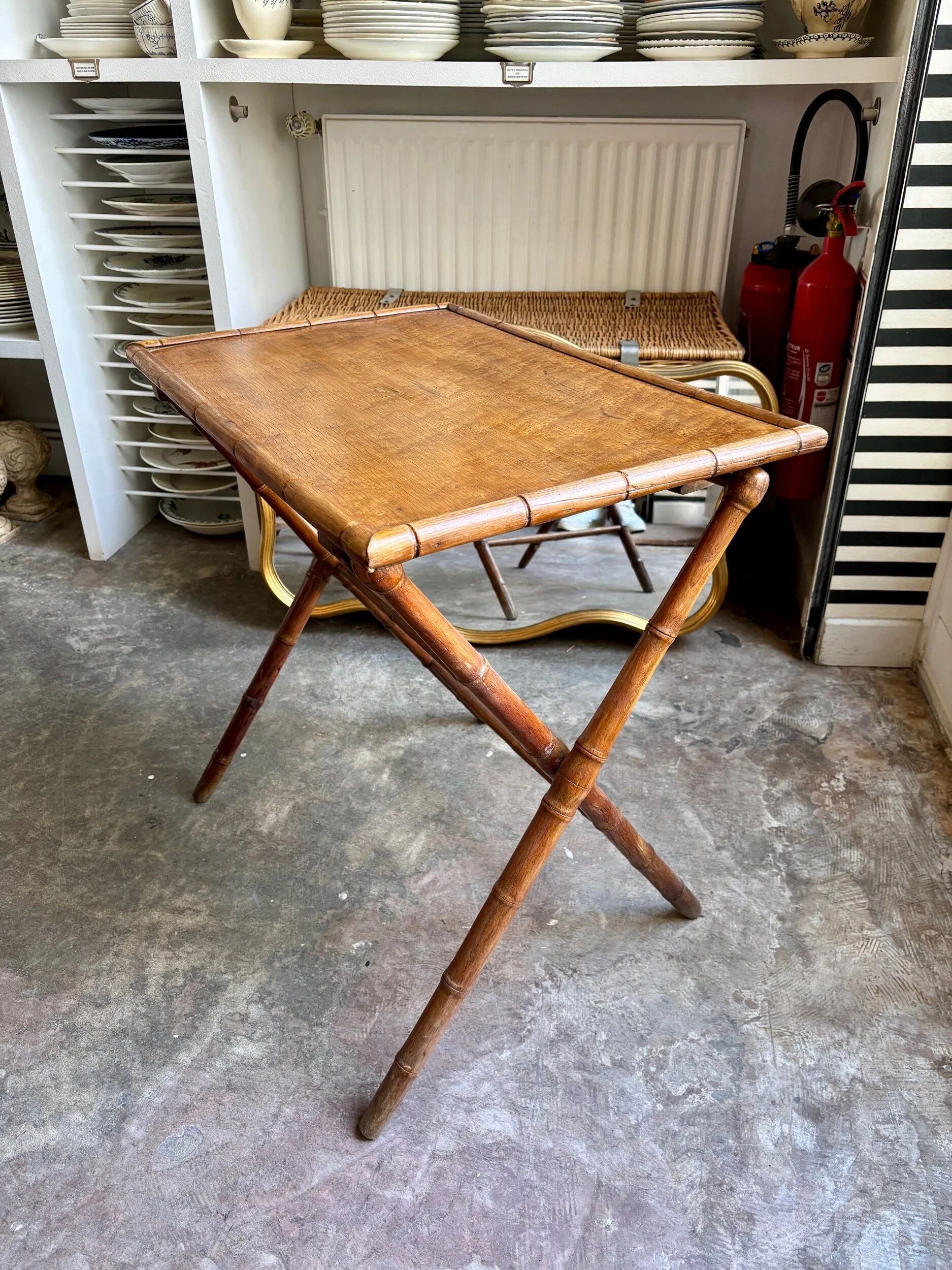 Table pliante en bois imitant le bambou