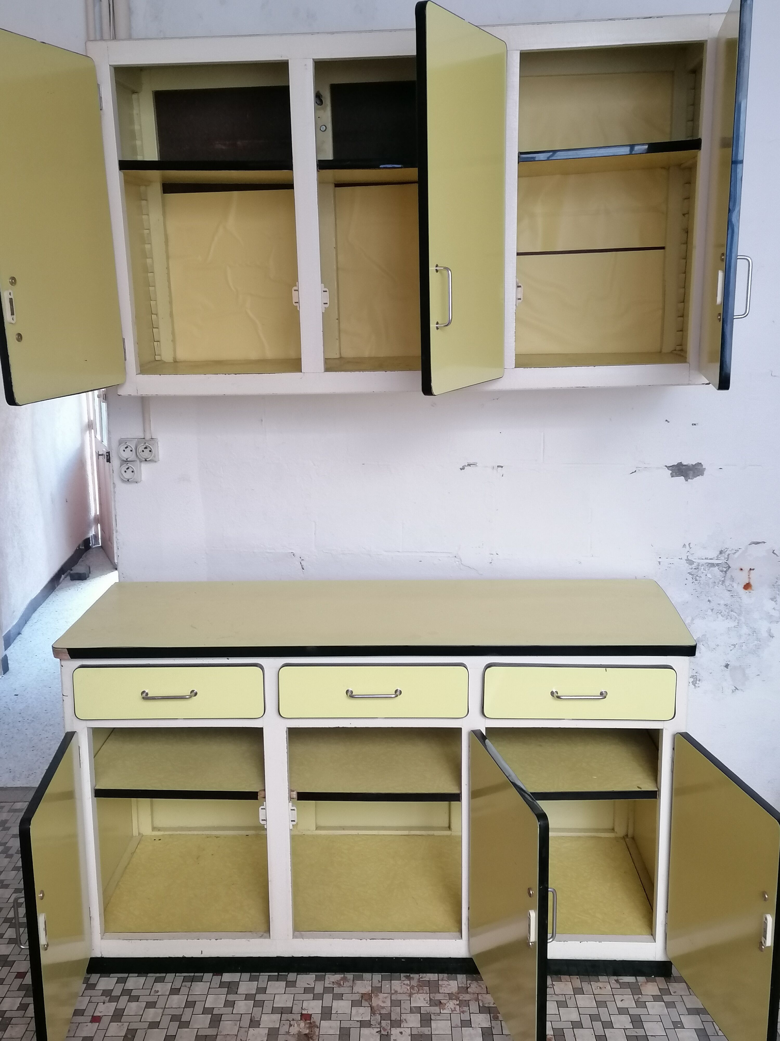 Formica kitchen set