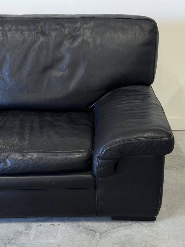 Canapé vintage Roche Bobois – modèle Soleil Noir – cuir noir patiné – 3 places