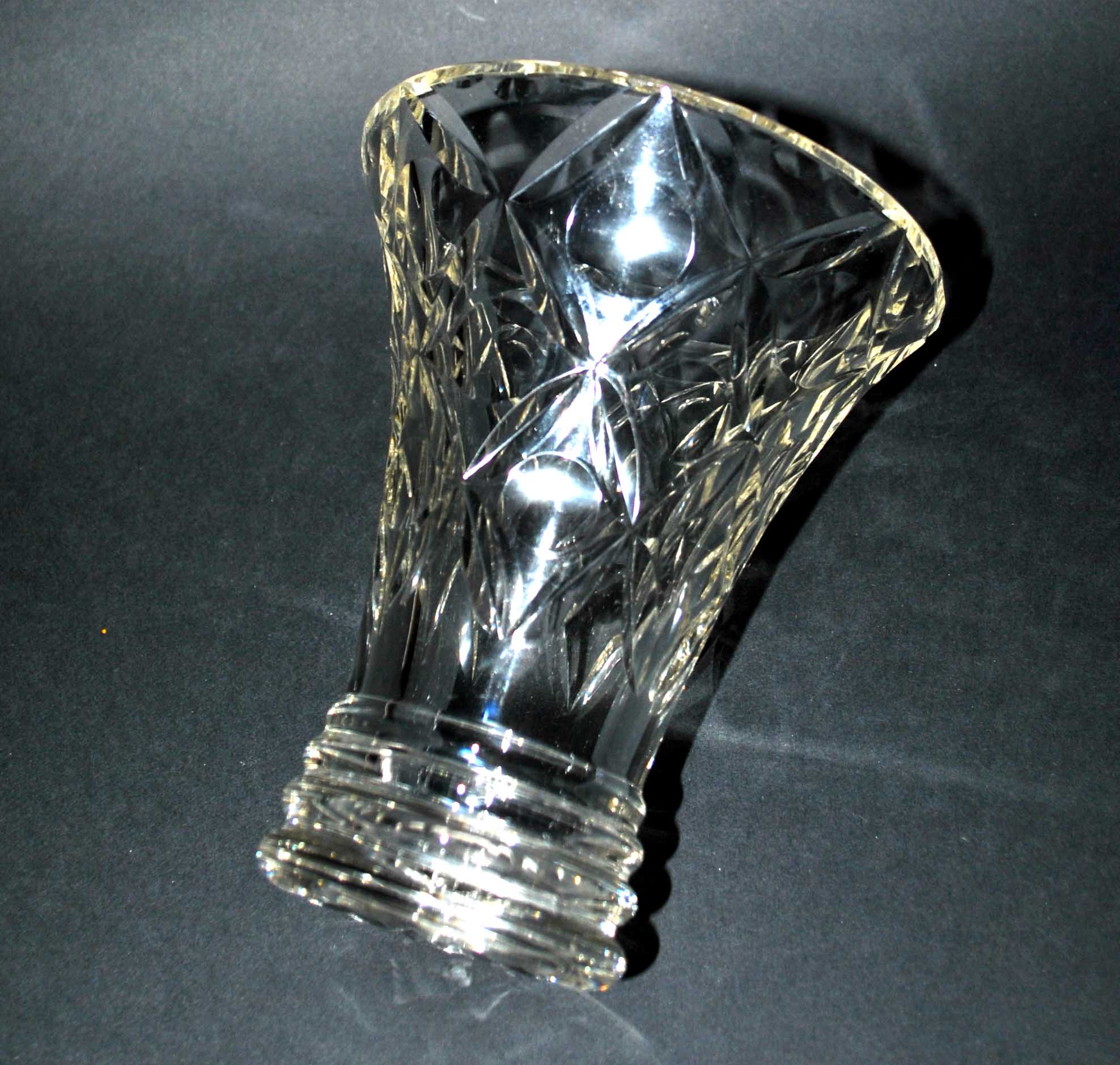 Vintage carved glass vase - Flared cornet shape - 15.5 cm