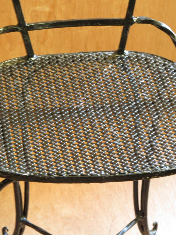 Paire de chaises de jardin en fer forgé laquées noir