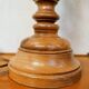Lampe en bois torsadé