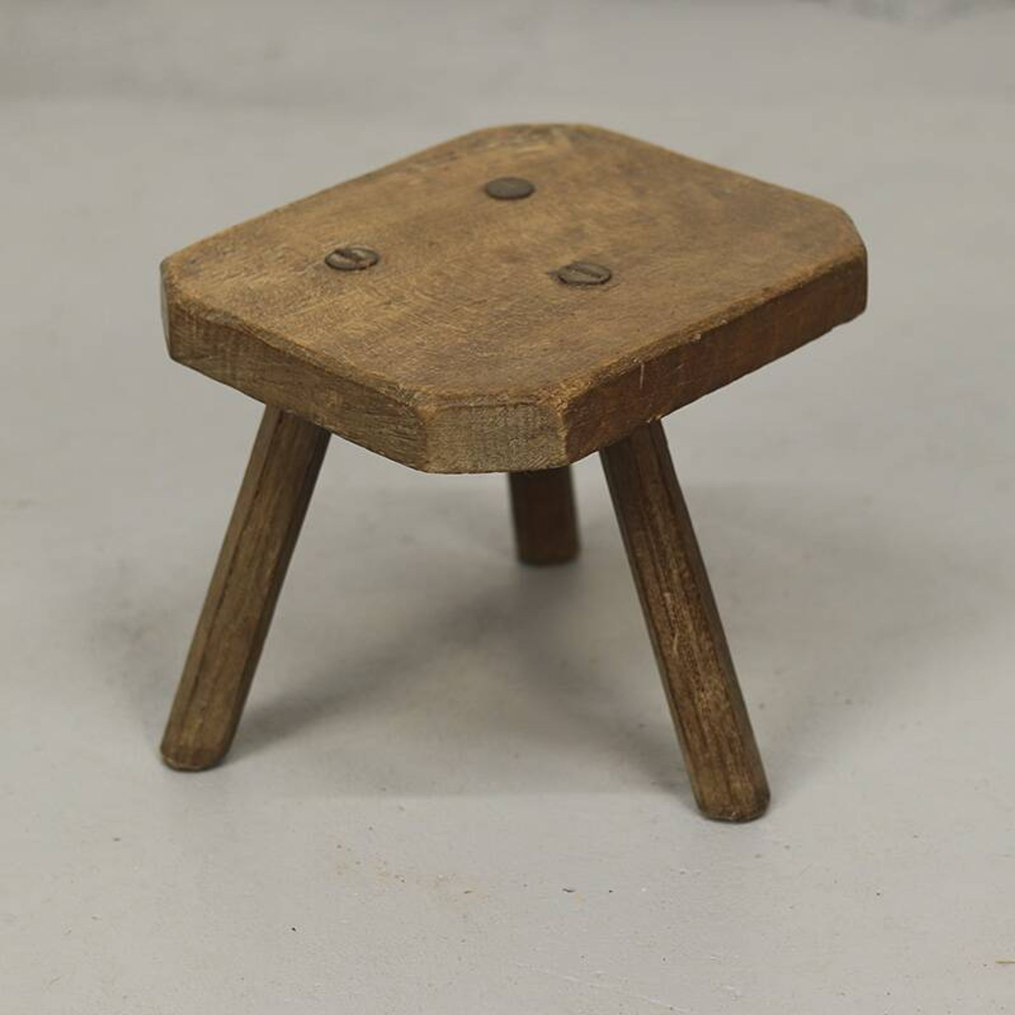 Tabouret en chêne primitif Wabi Sabi antique
