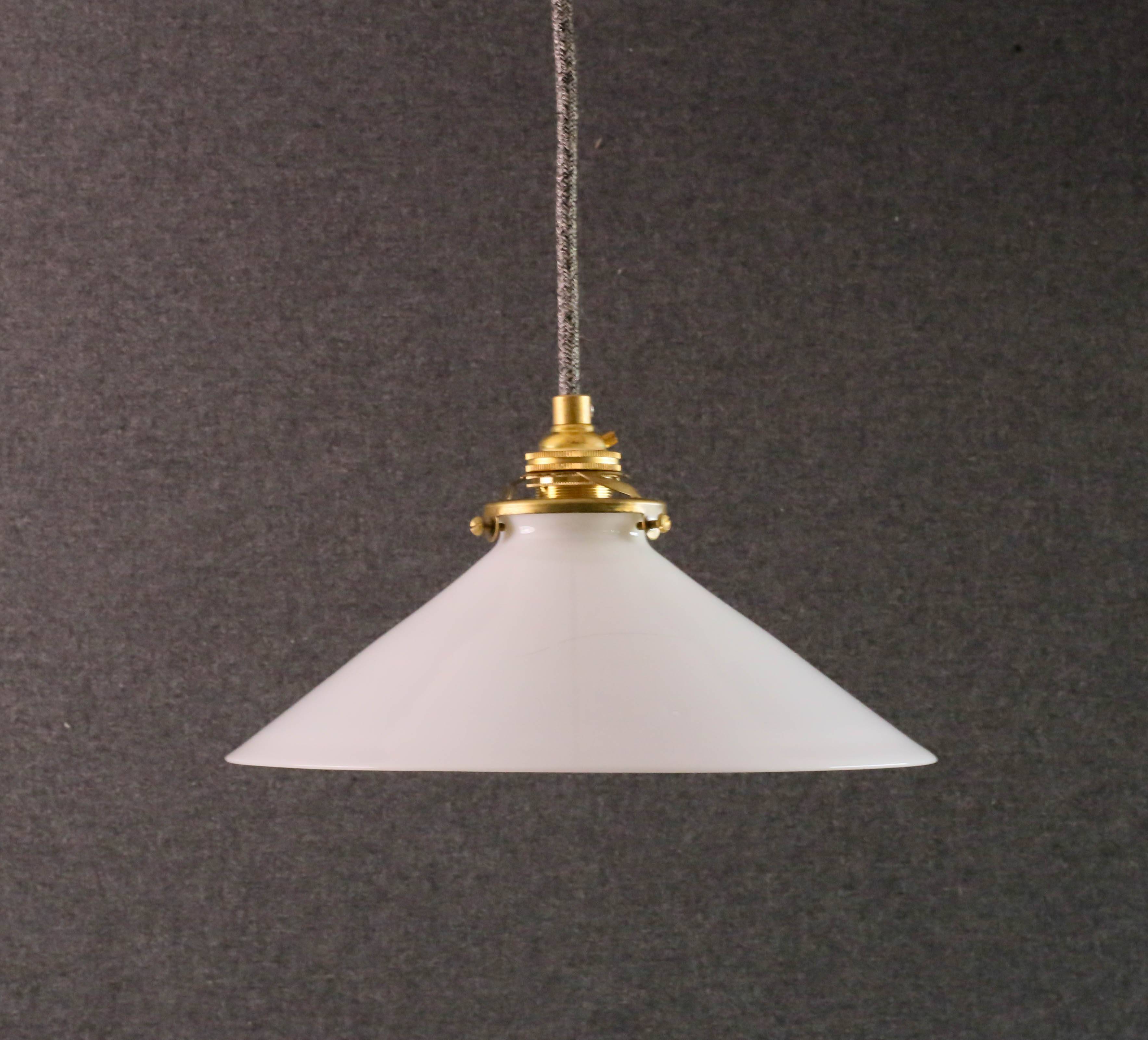 Suspension in high white opaline - delivered with a new cable and socket