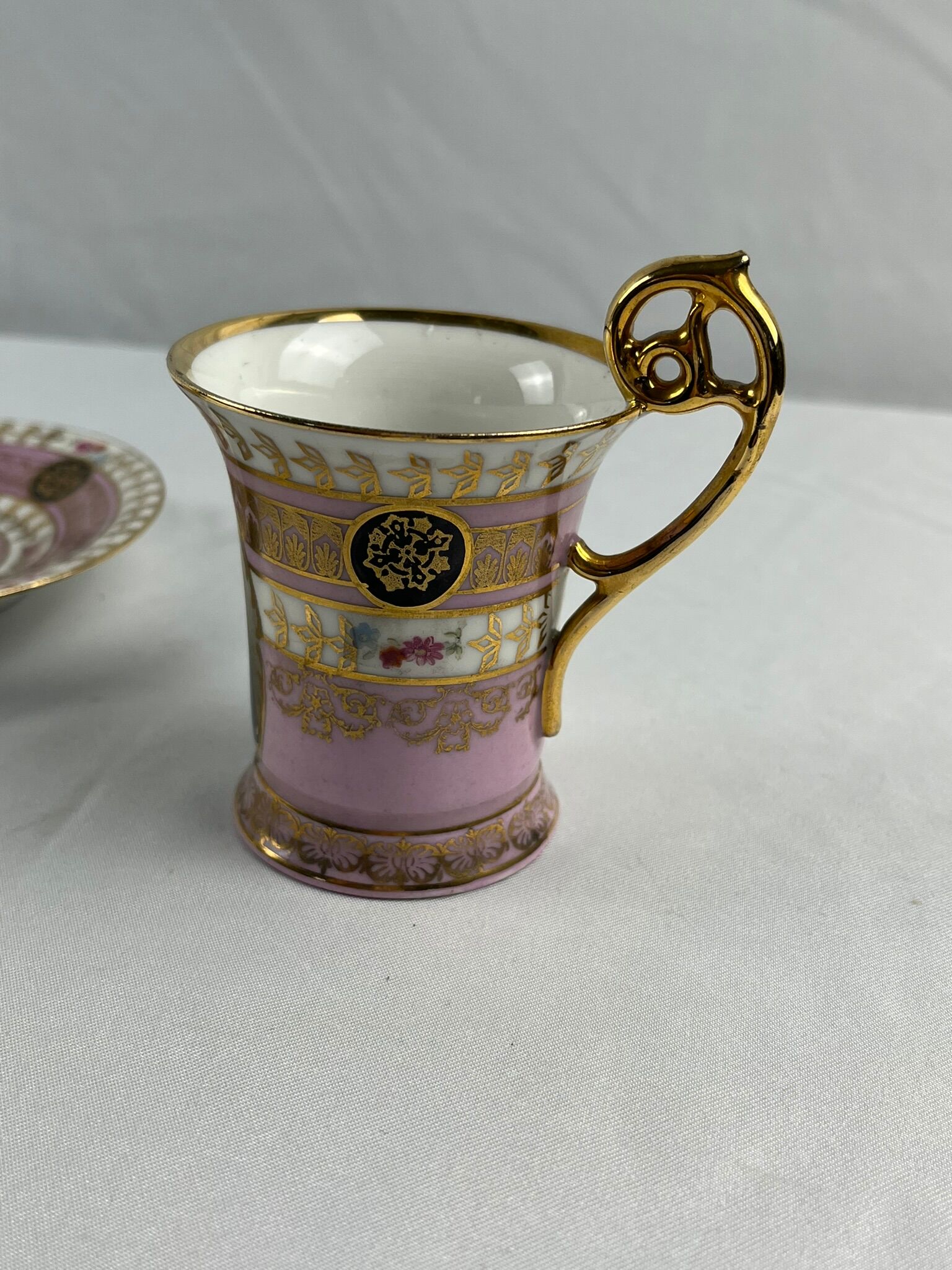 Tasses à café Napoléon en porcelaine début XXème