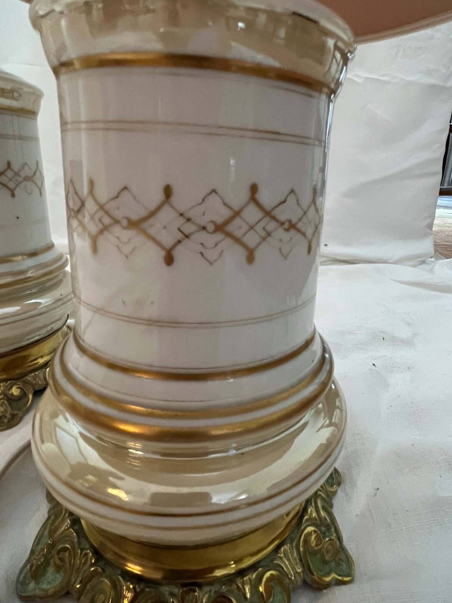 Lot including 2 oil lamps from the 19th century, equipped with their electric wire.