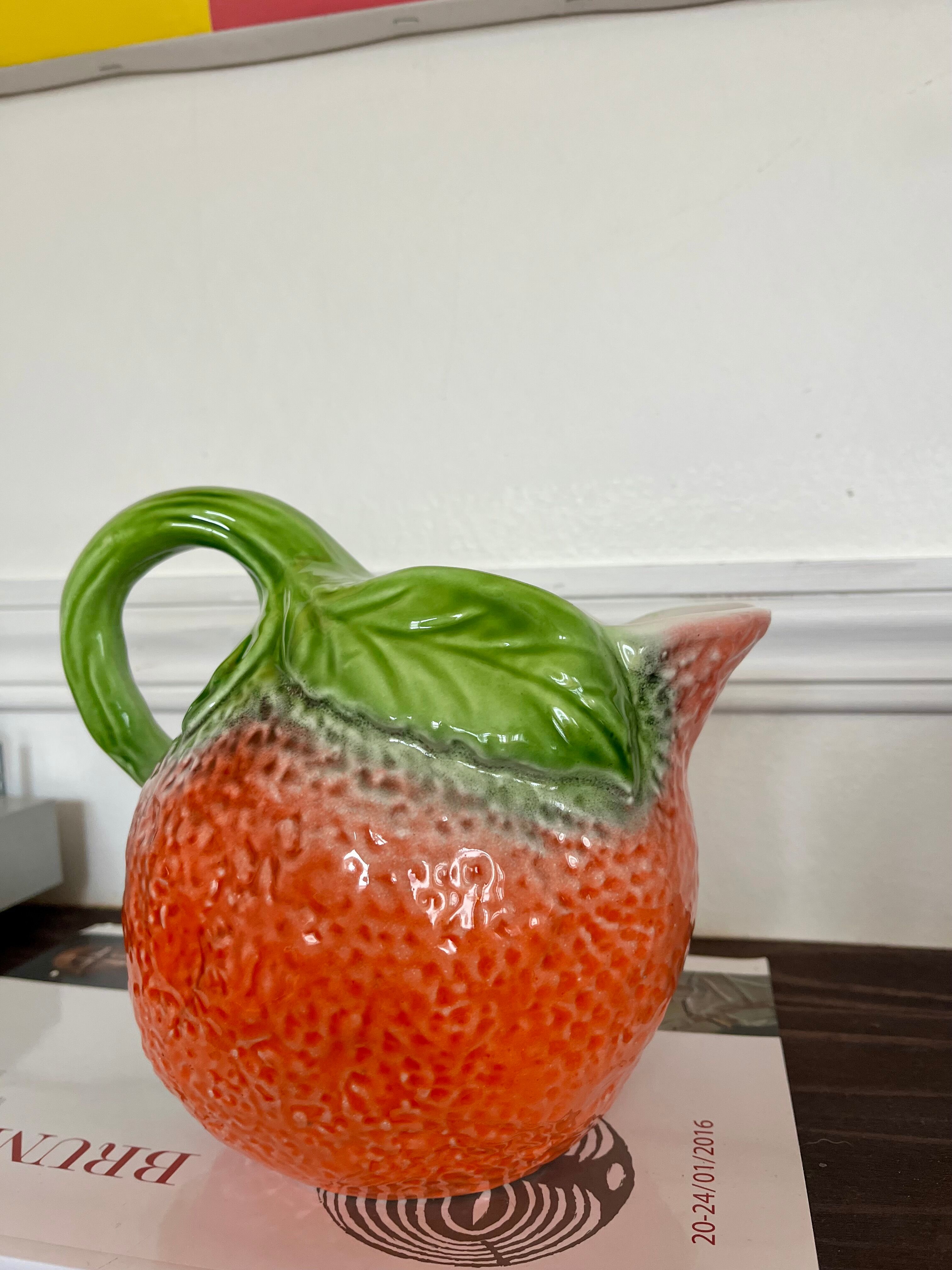 Pichet en barbotine fraise