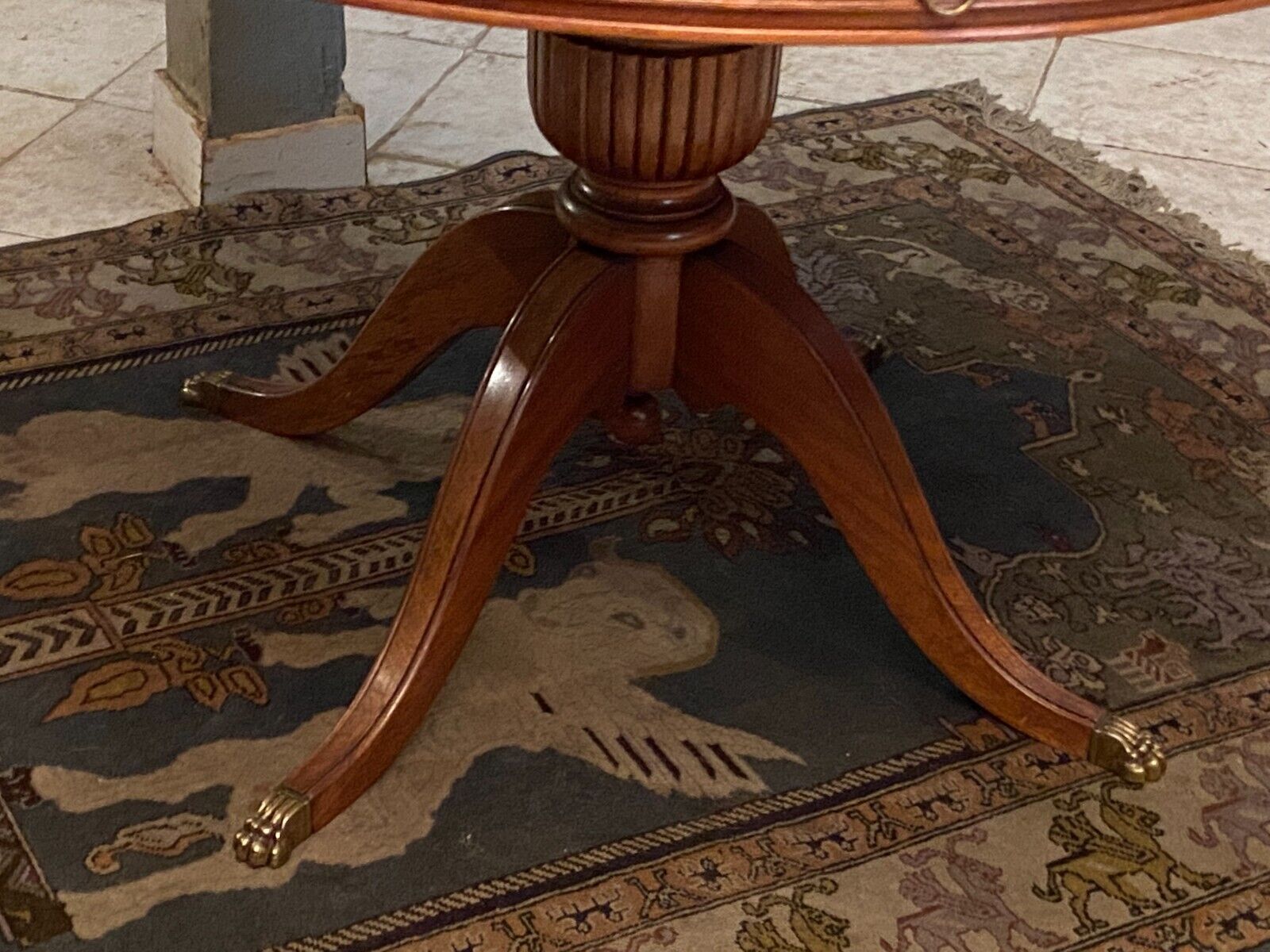 Circular table in light mahogany and leather base claw English style