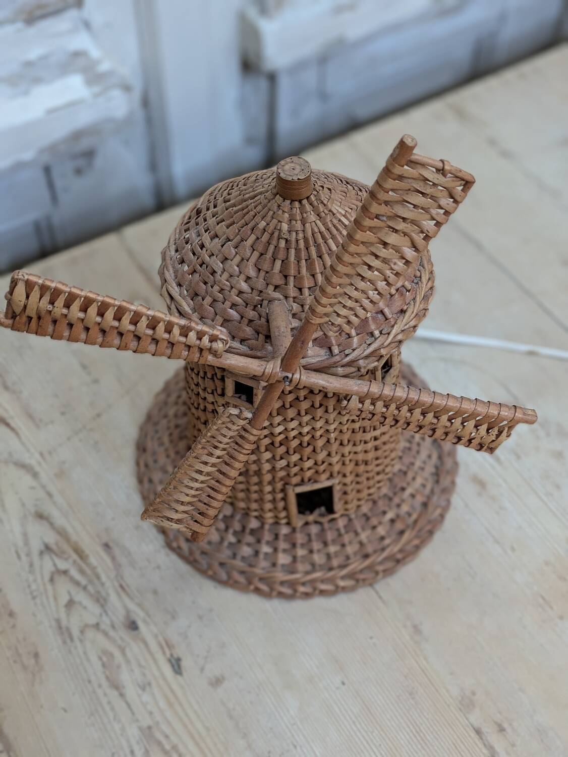Rattan windmill lamp