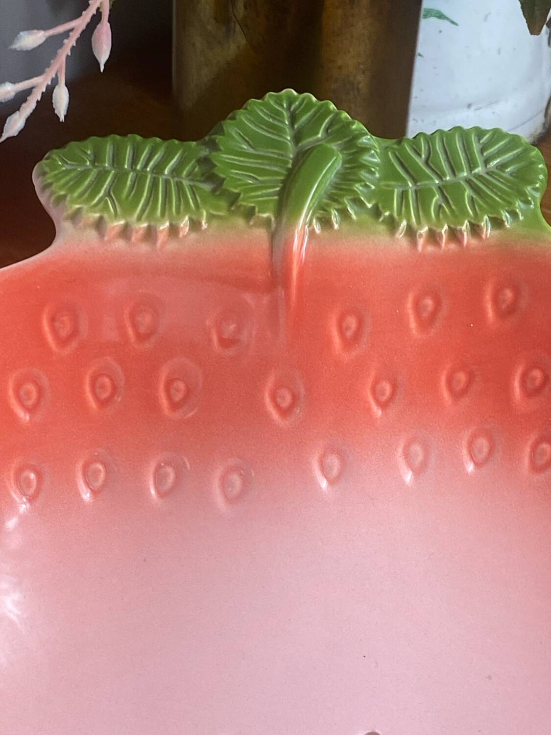 Strawberry-shaped salad bowl in slip