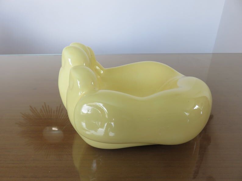 Empty hand-shaped pocket in pale yellow ceramic years70