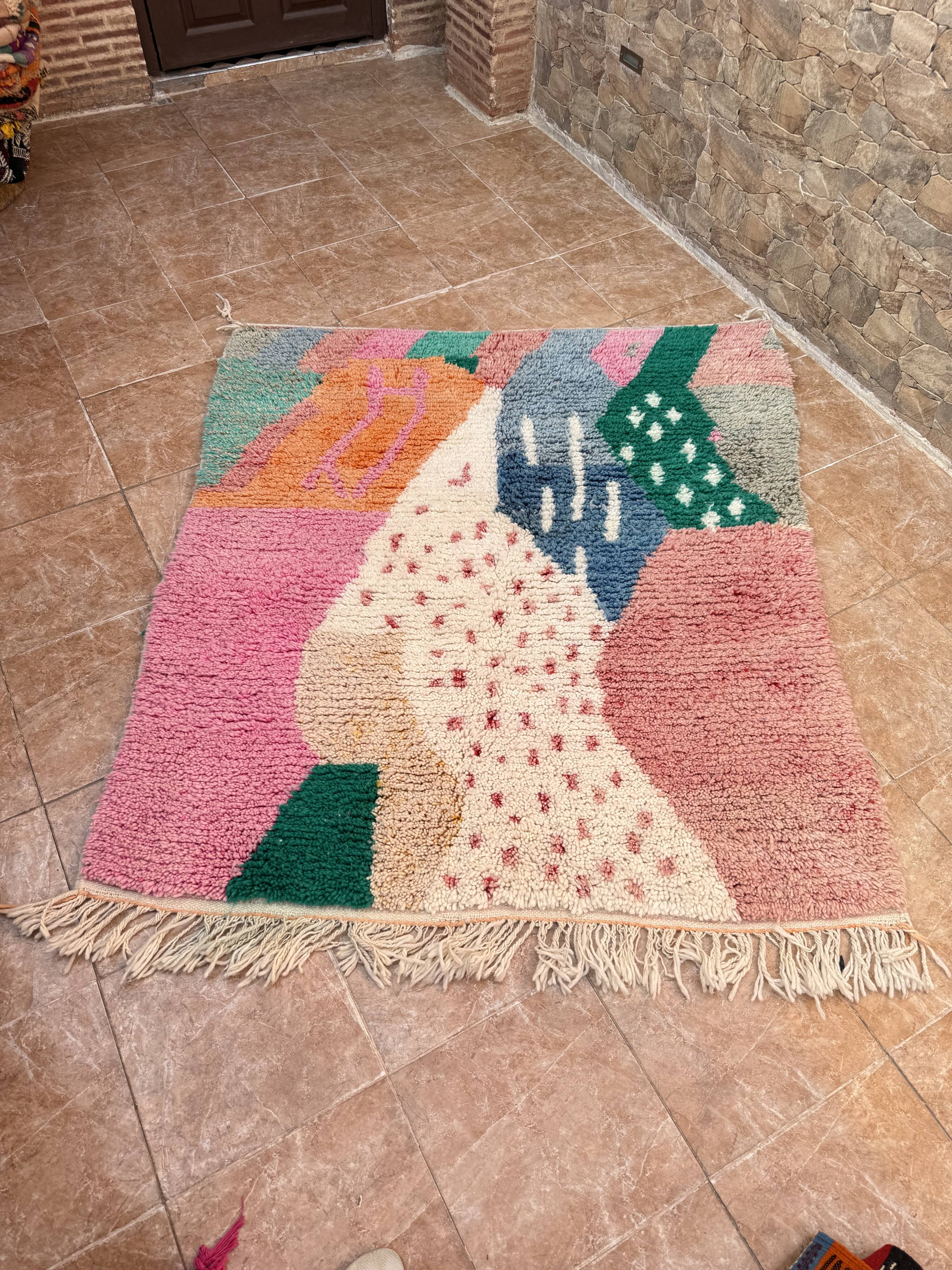 Handmade Azilal Berber rug: Moroccan rug made from sheep wool.