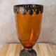 Vase vintage en verre ambré sur pied