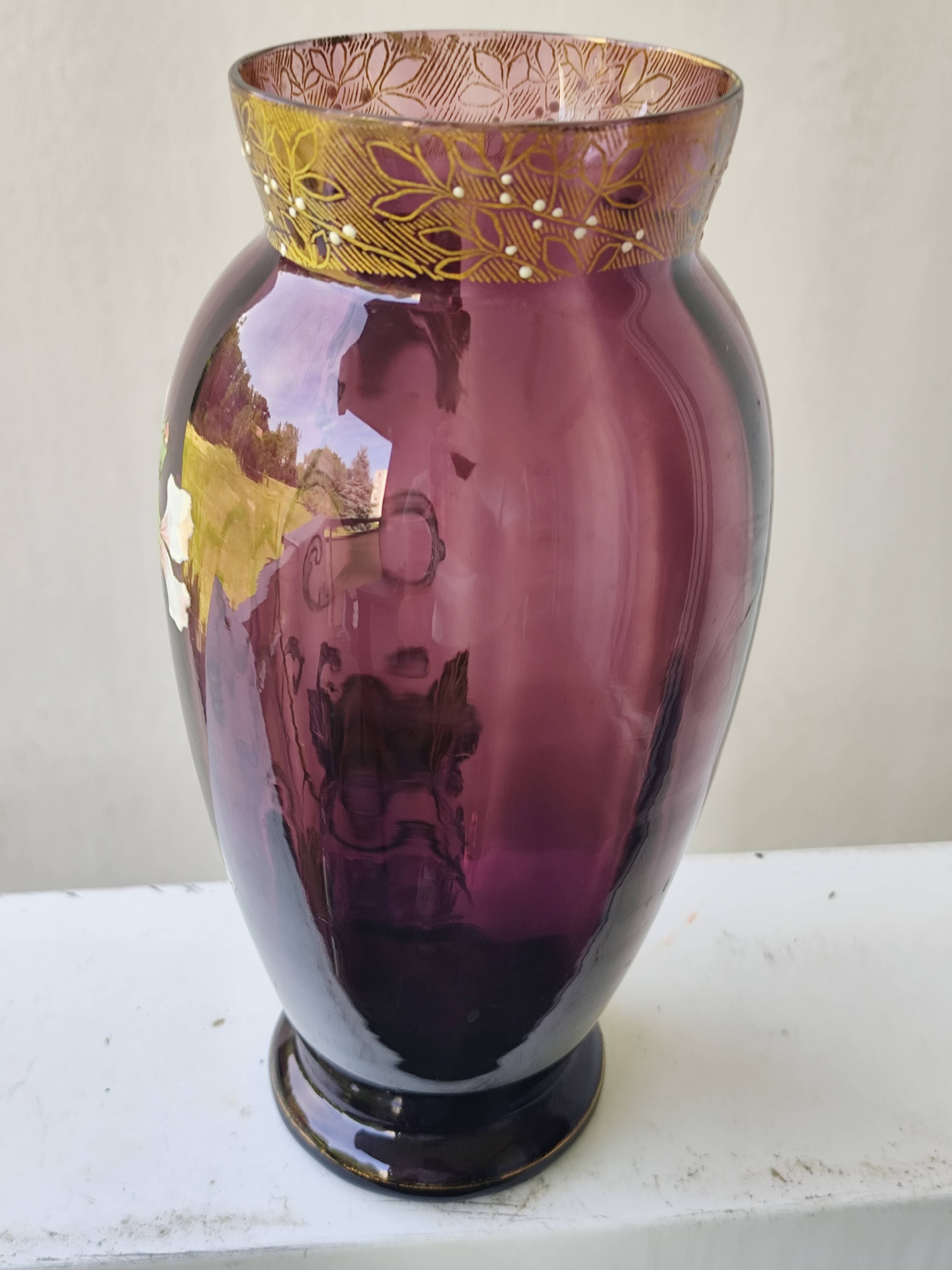 Vase en verre violet émaillé fleurs legras