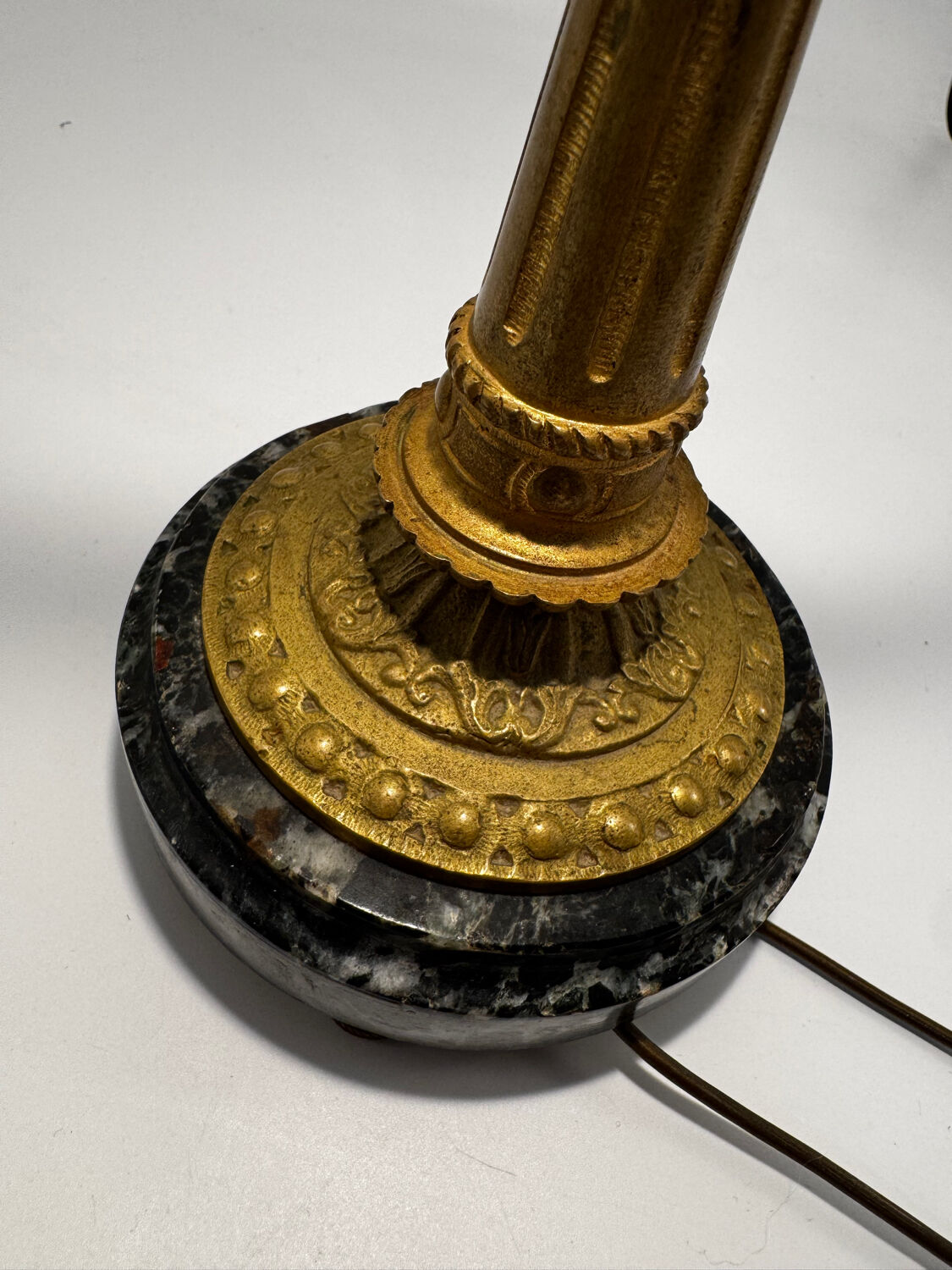 Antique lamp known as a lyre in bronze and marble from the late 19th century.