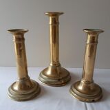Lot de trois anciens bougeoirs en laiton