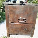 Chest 19th solid oak completely renovated, wax and patinated in the old